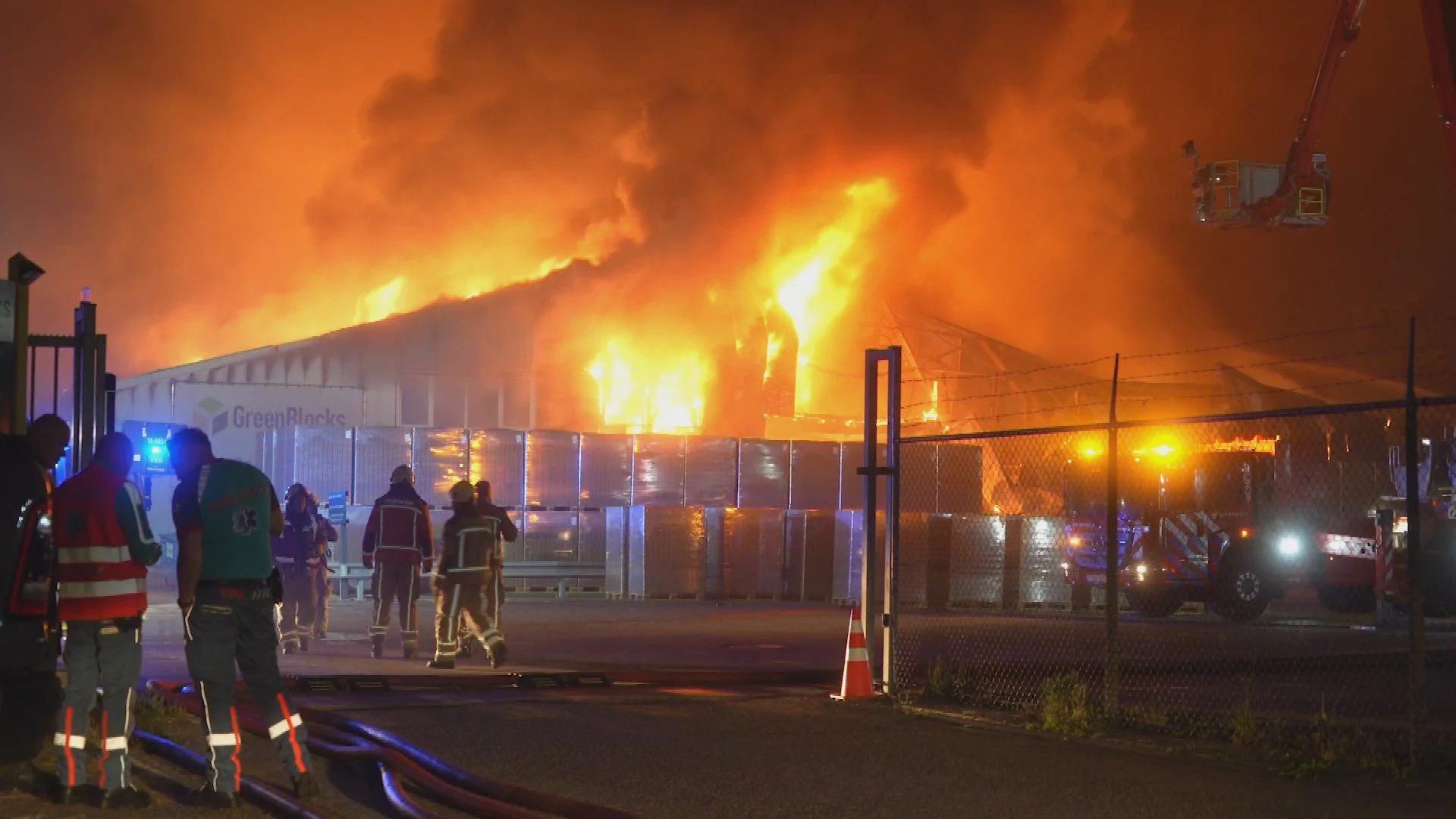 Grote brand uitgebroken in loods recyclingbedrijf Coevorden, NL-Alert verstuurd