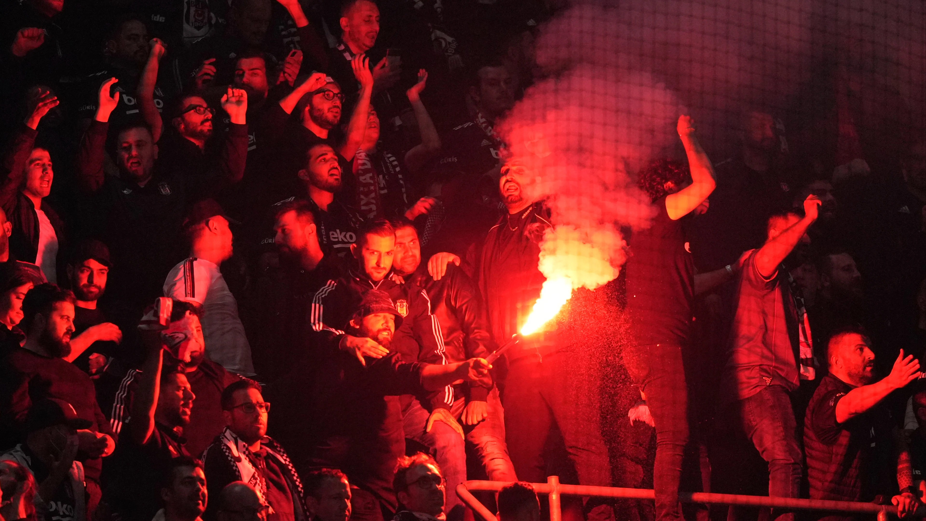 'Ajax-vak tijdelijk ontruimd nadat supporters werden bekogeld met vuurwerk'