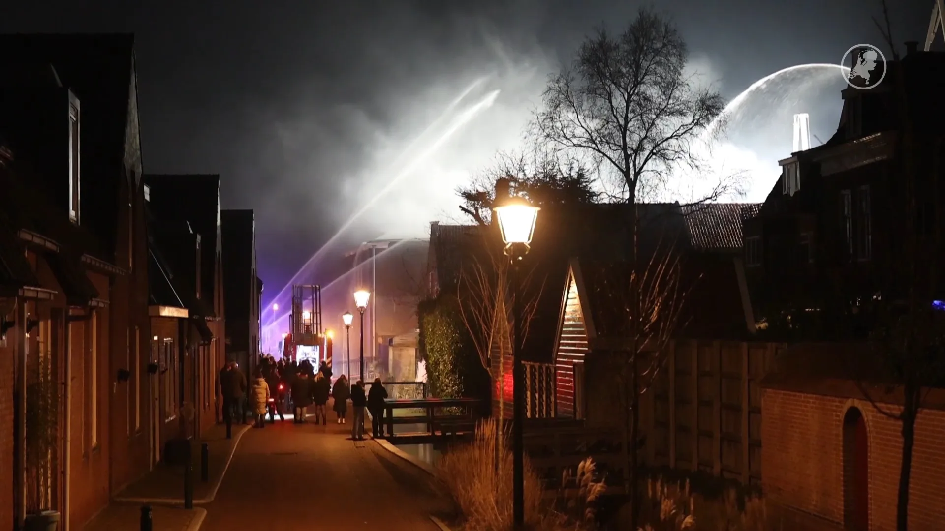 Grote brand in discotheek Dokkum, NL-Alert verstuurd om rook