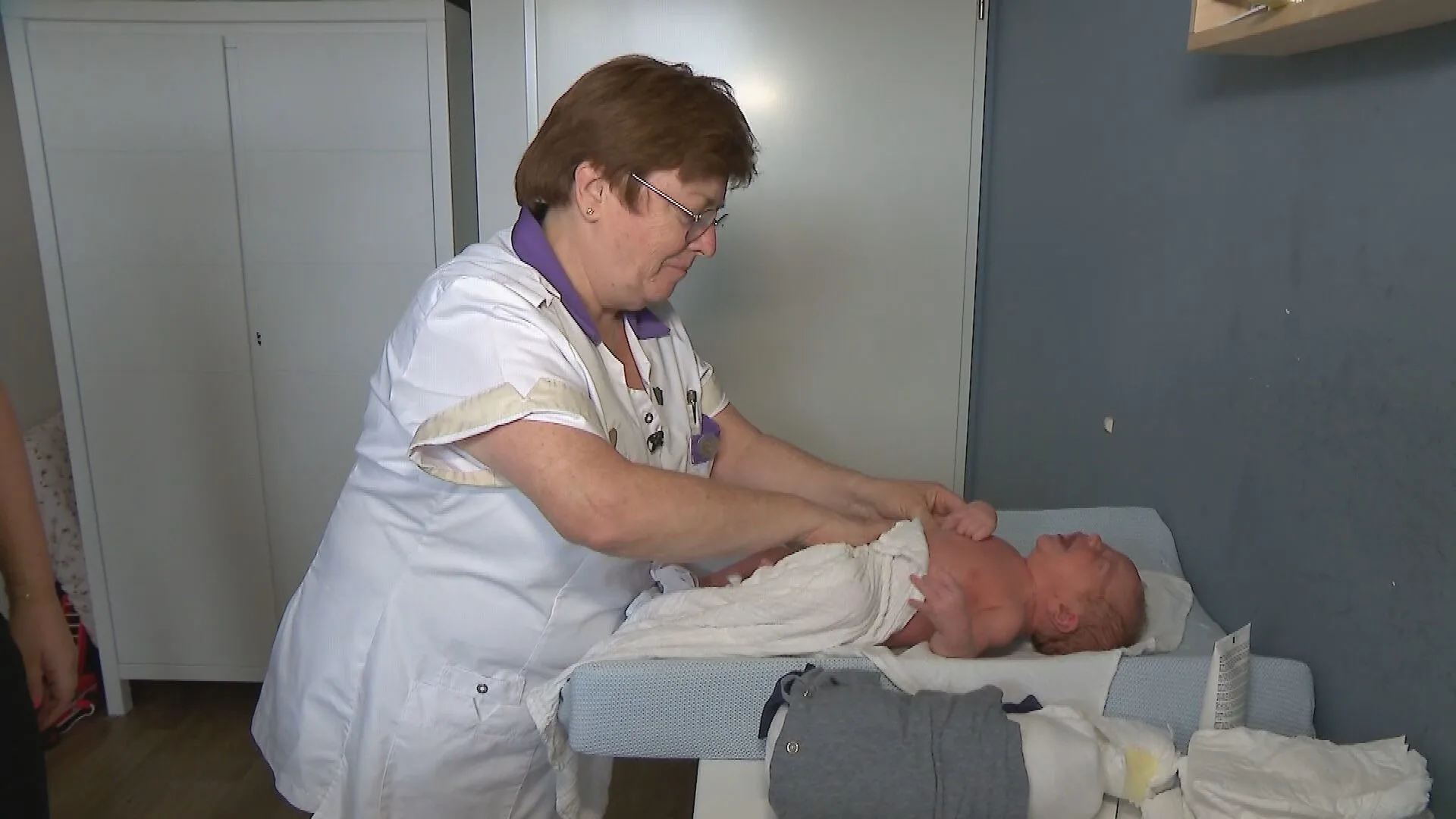 Grote tekorten in kraamzorg, dus daarom komt gepensioneerde Ria (68) (weer) in actie