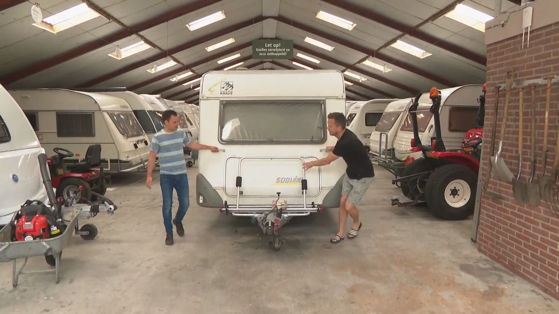 Het is vakantie, dus worden alle caravans gewassen en klaargemaakt