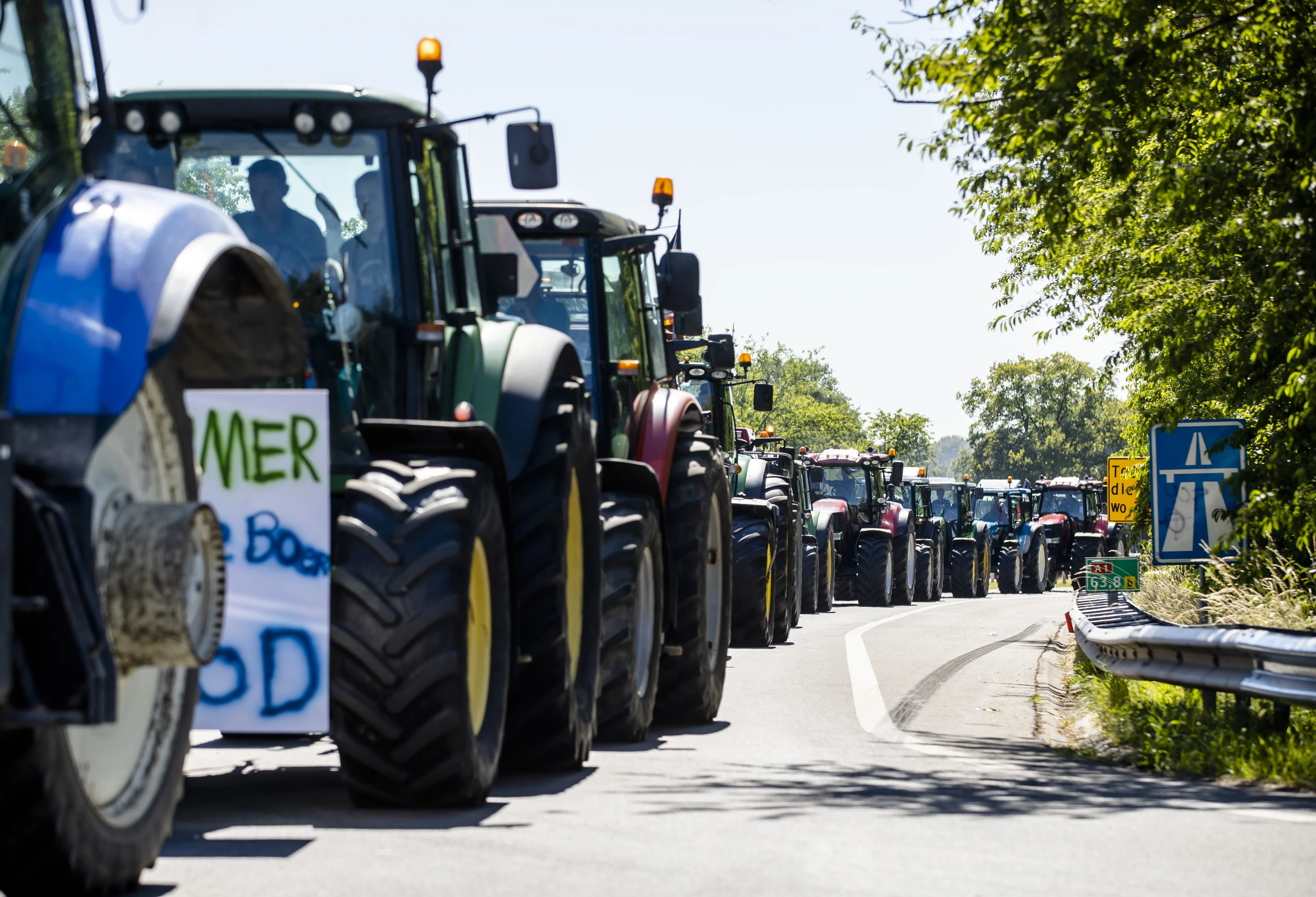 Politie opent klopjacht op boeren die verkeersregels aan hun laars lapten