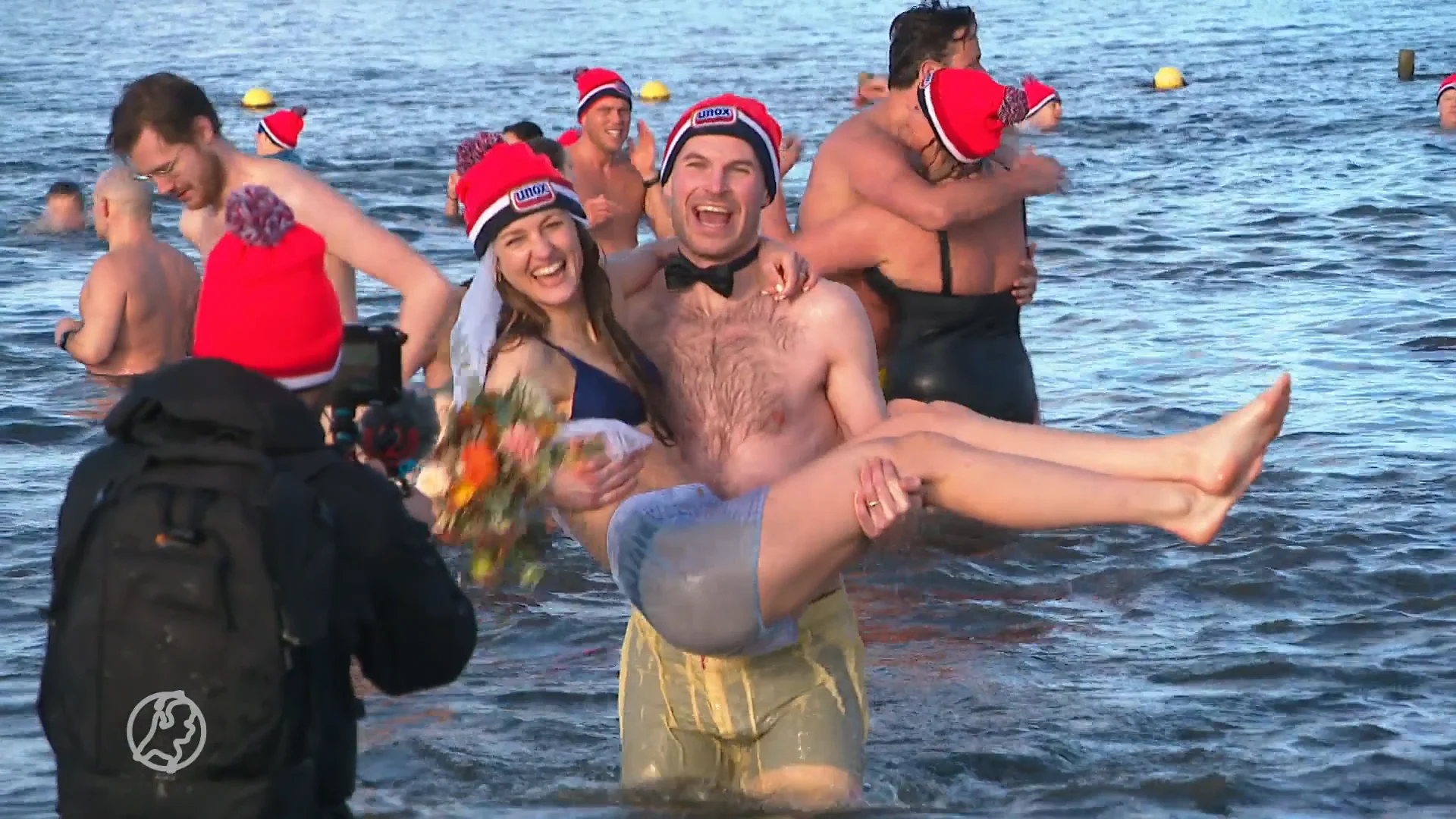 Kersvers bruidspaar doet nieuwjaarsduik in Woerden