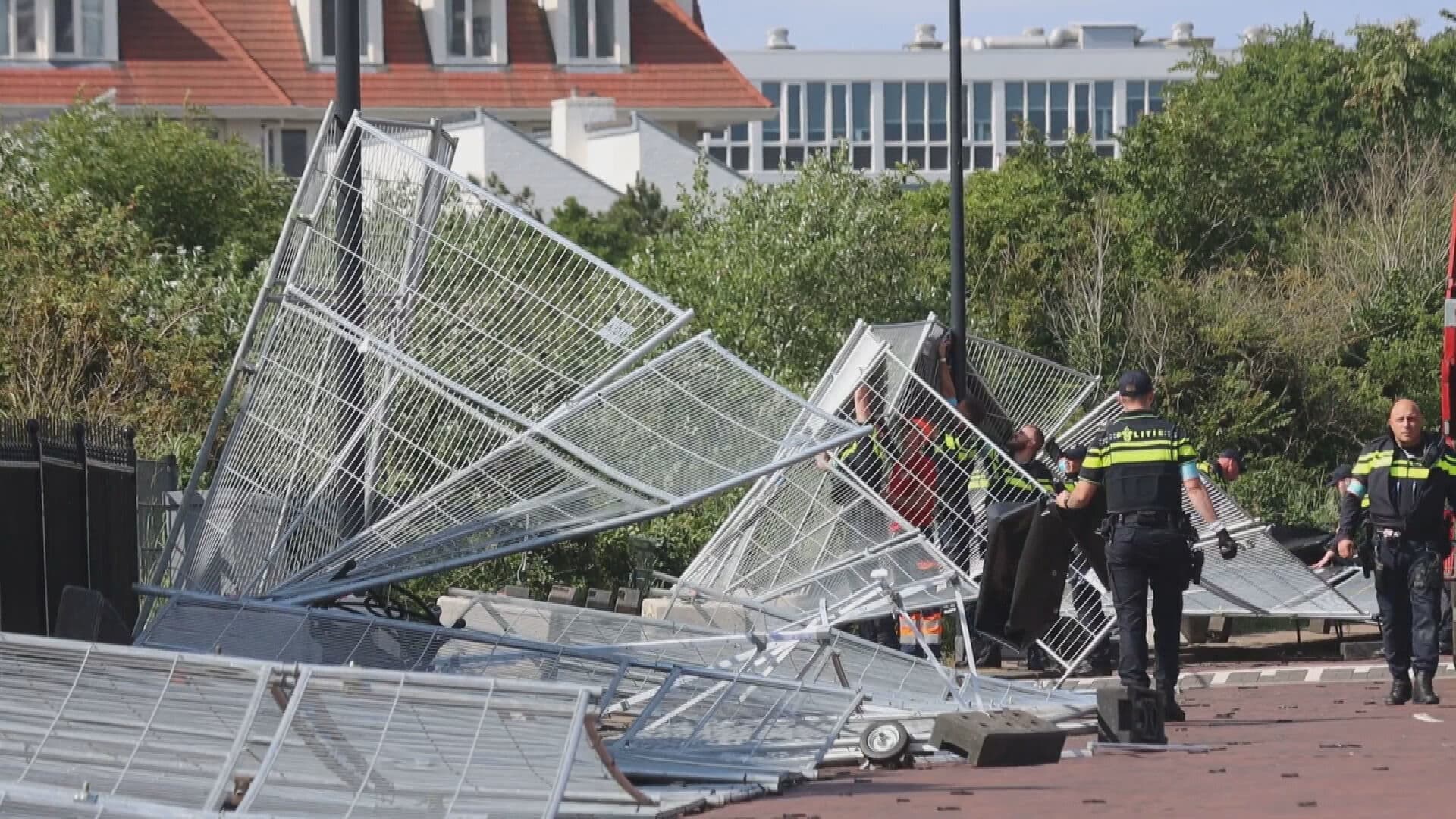 Windvlaag blaast hekken voor NAVO-top omver in Noordwijk, twee agenten gewond