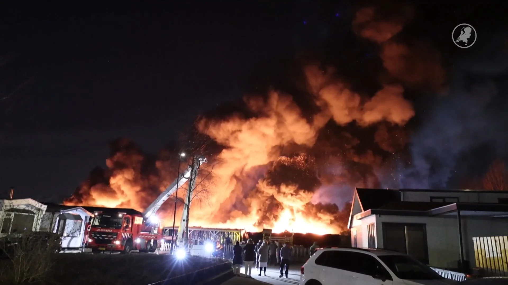 Grote brand bij autosloperij in Zoetermeer: 'Roetdeeltjes slaan neer in omgeving'