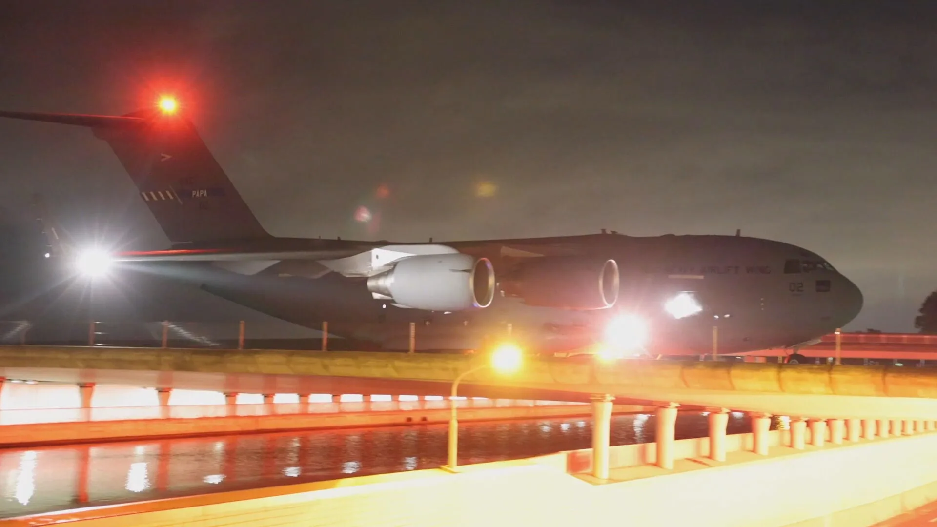 In beeld: eerste Nederlandse evacués uit Afghanistan landen op Schiphol