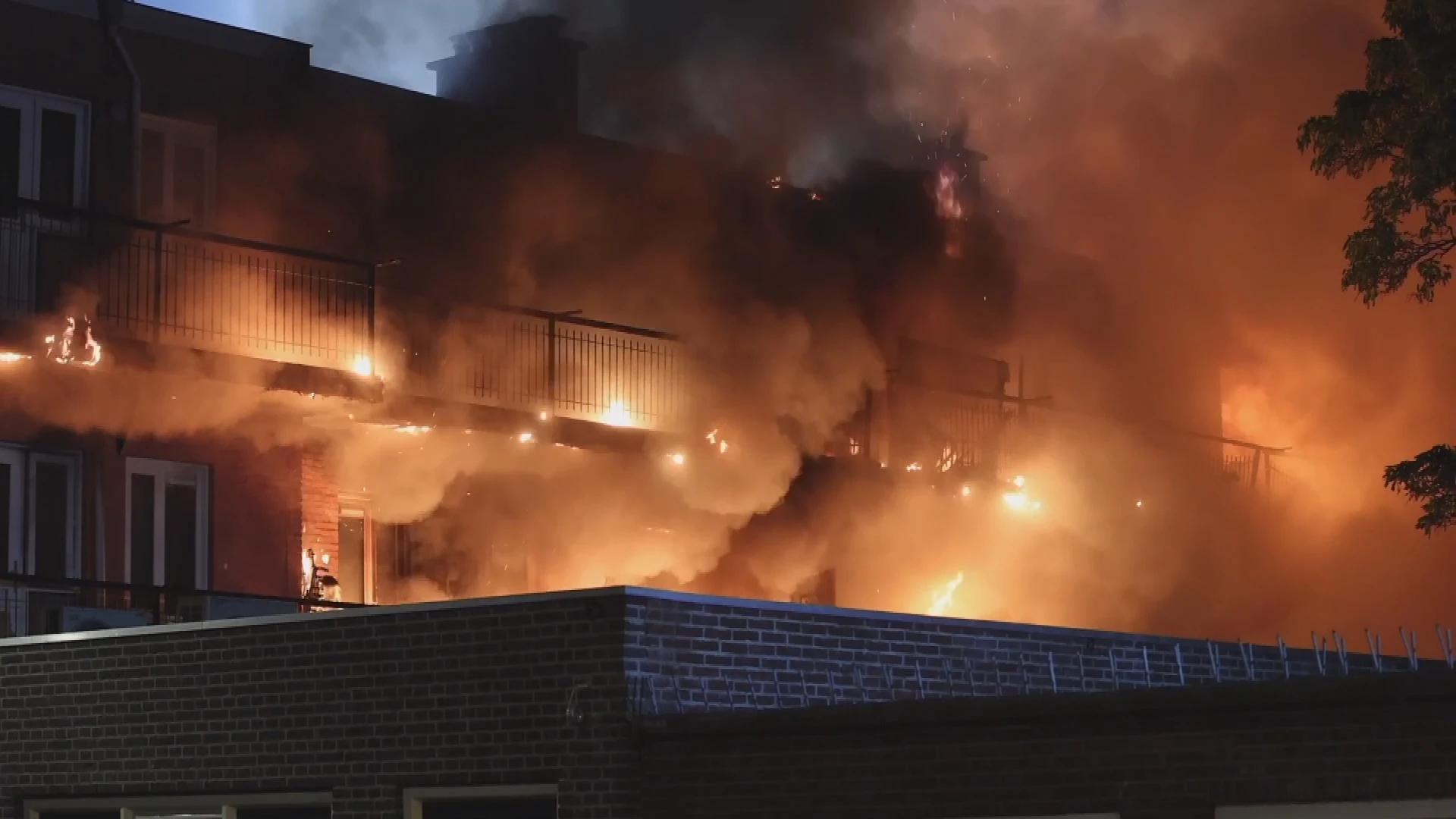 Grote brand in Haagse Schilderswijk, tientallen woningen ontruimd
