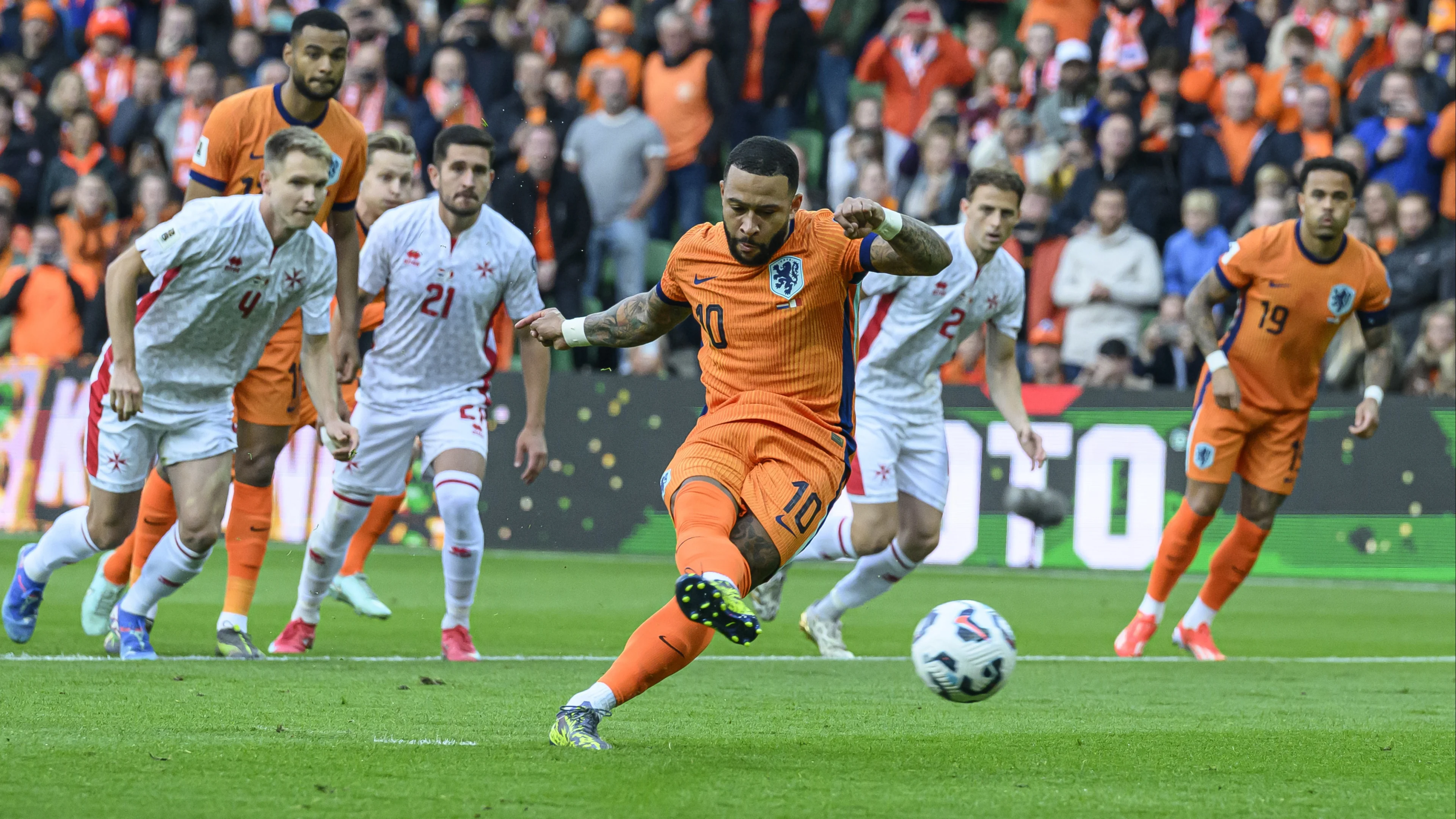 Depay samen met Van Persie Oranje-topscorer aller tijden