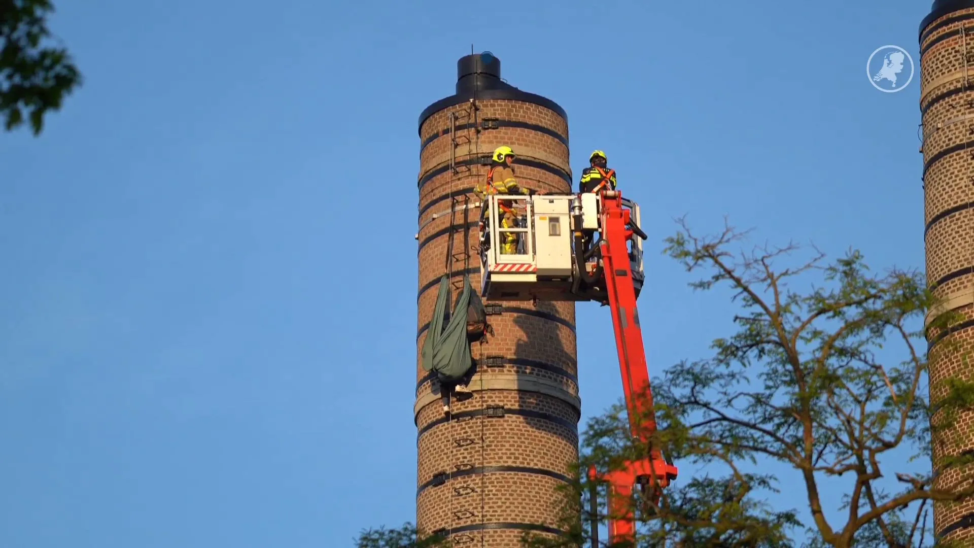 Activist nog steeds in schoorsteen Radboudumc, actie 'duurt nog wel even'