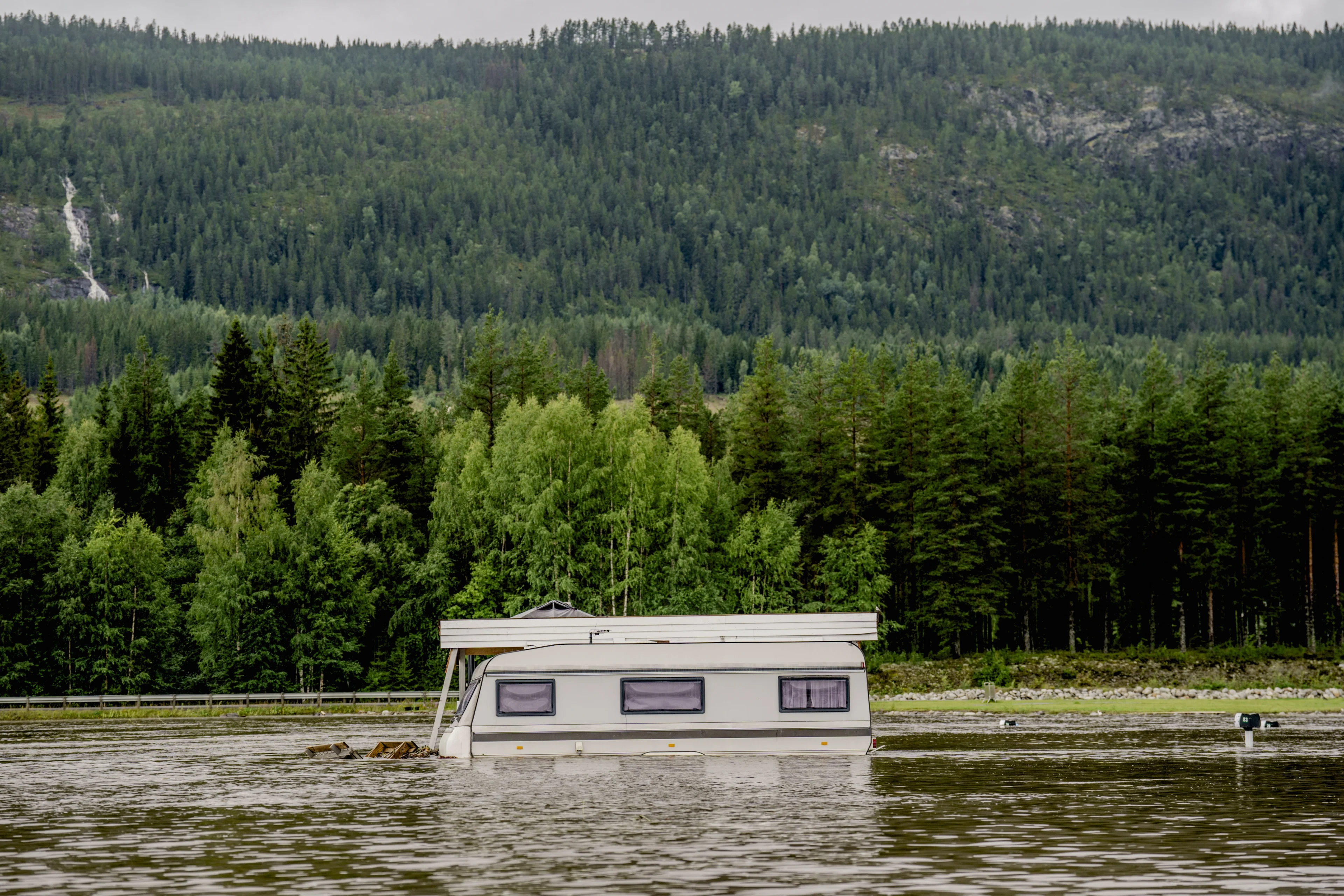 Zweeds natuurgeweld gooit roet in het eten van fietsvakantie Job: 'bijna de snelweg opgezwiept'
