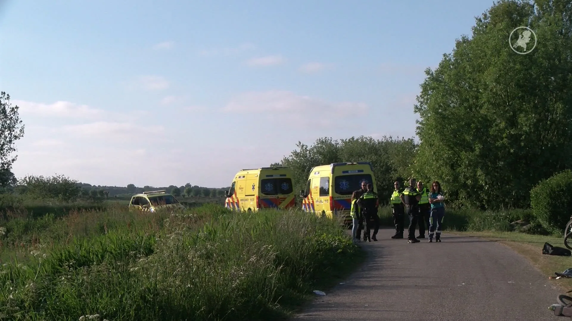 Politie massaal ter plaatse na aanrijding groep fietsers in Cadzand