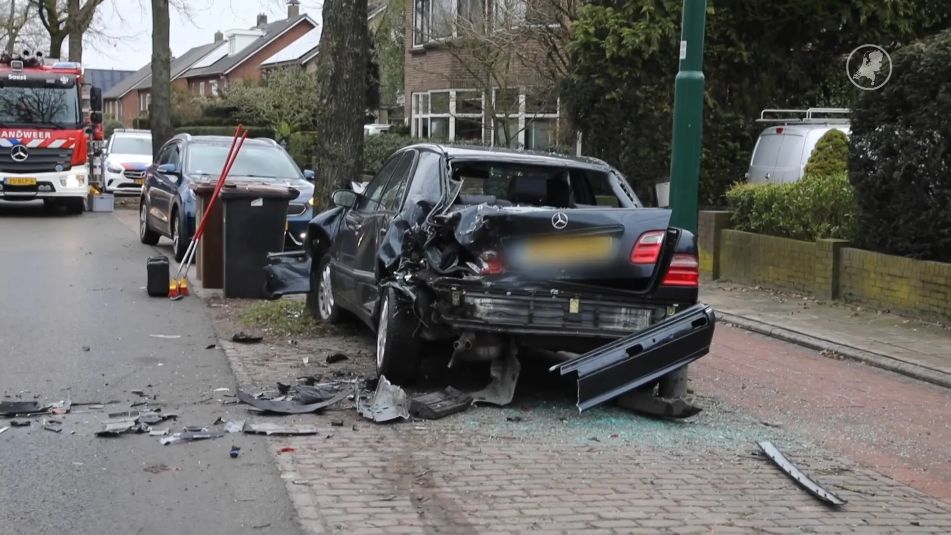 Oldtimer tegen boom gedrukt na harde botsing in Soest