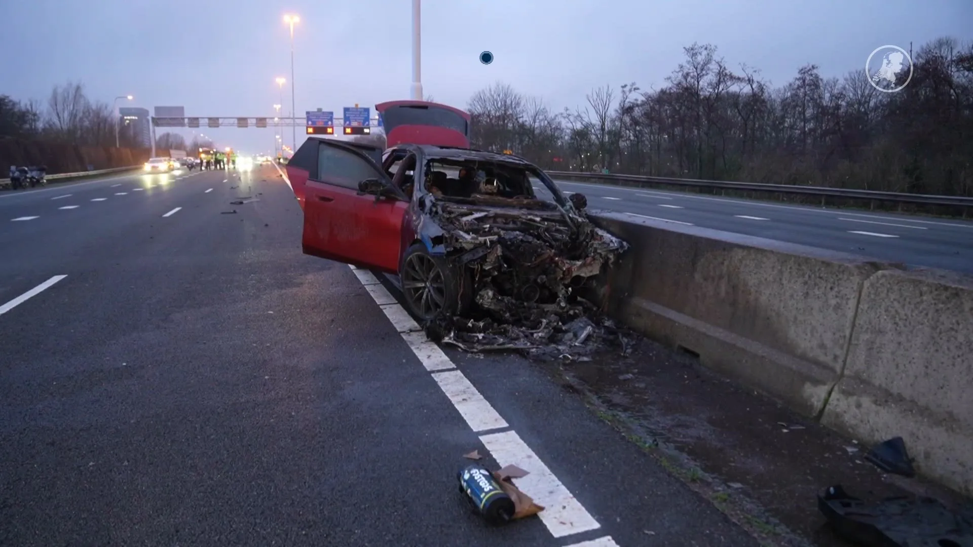 Zwaargewonde bij ongeluk A20, fles cognac en lachgas in voertuig aangetroffen