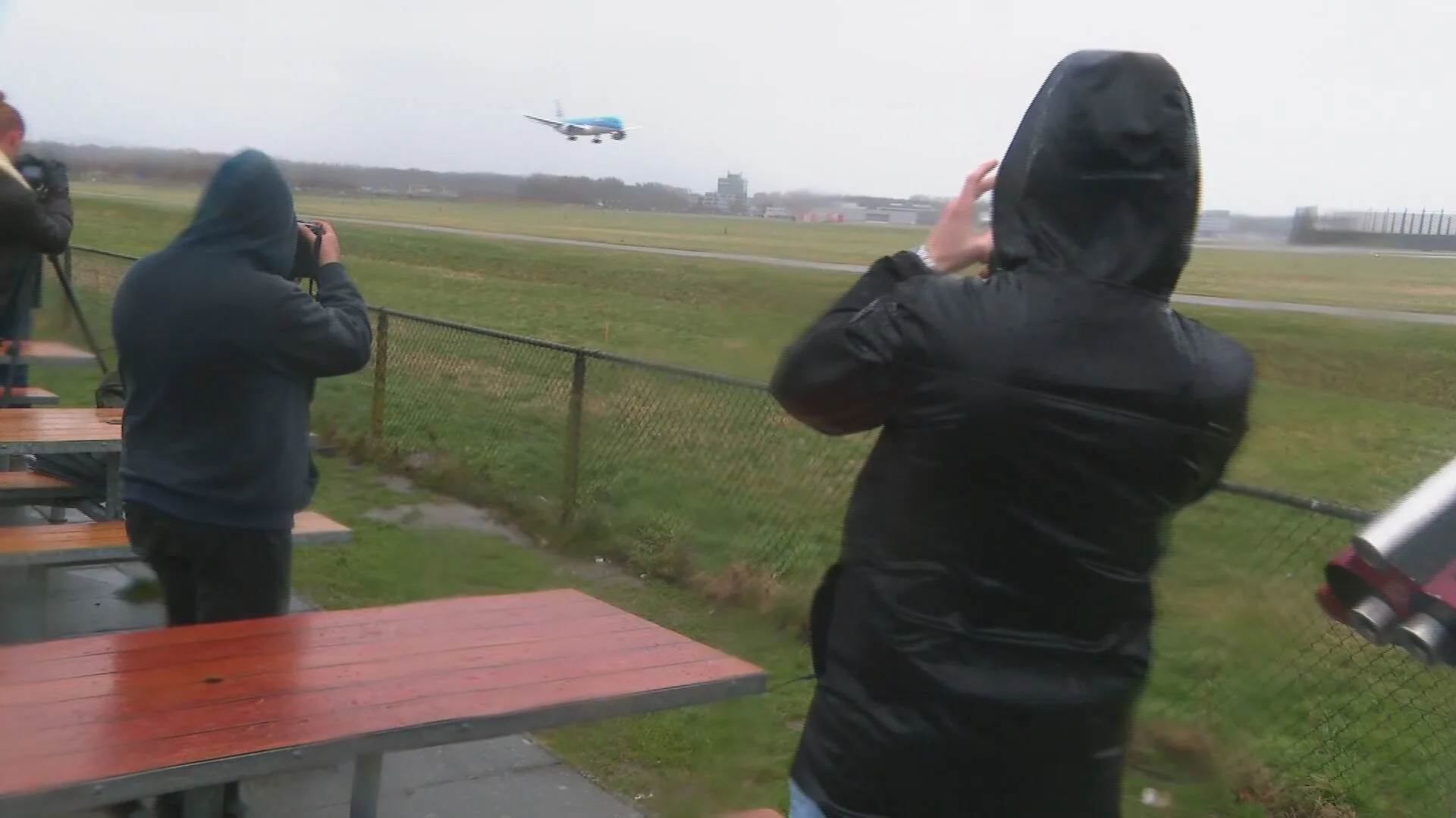 Vliegtuigspotters hebben topdag dankzij storm Corrie: 'Passagiers schijten natuurlijk hun broek vol'