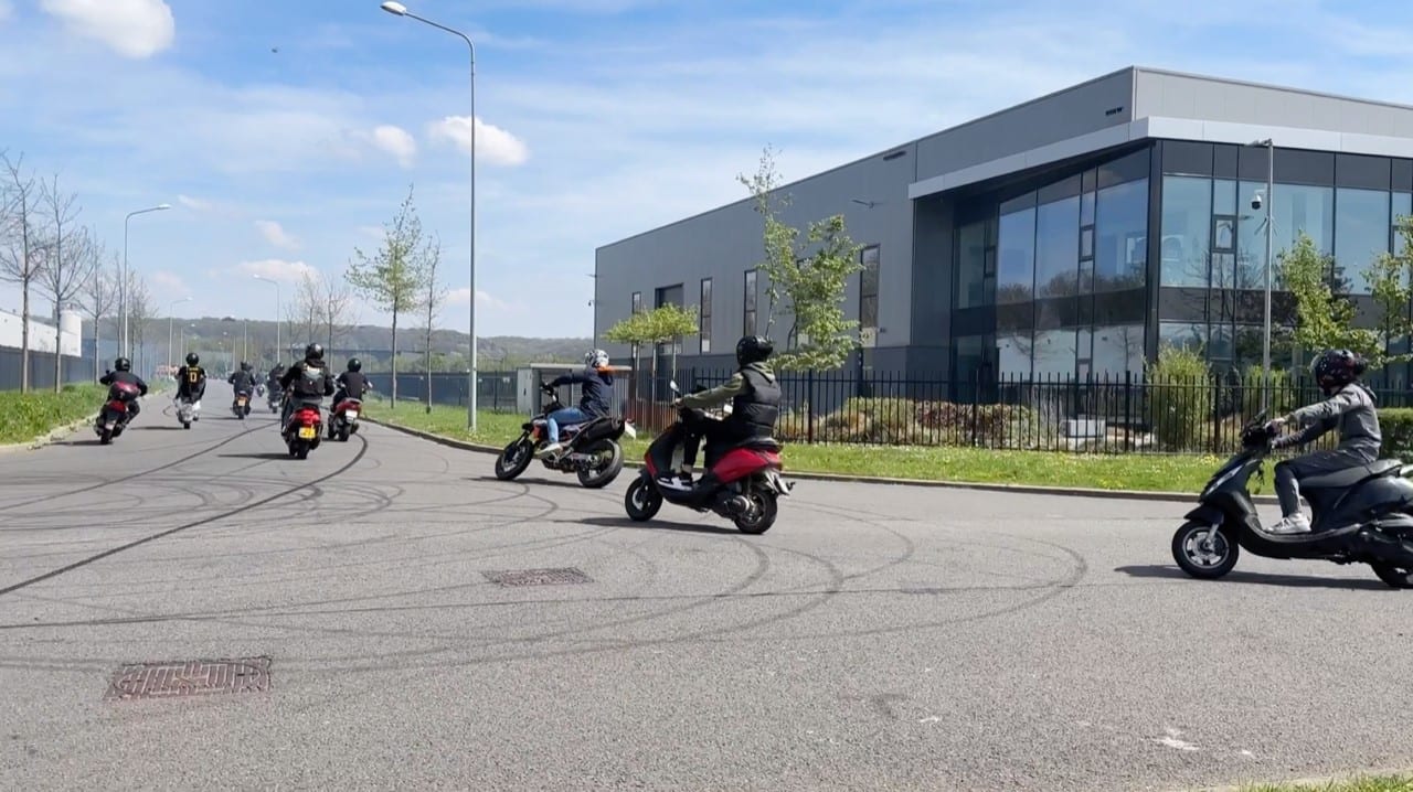 Politie grijpt in bij enorme illegale straatrace met motoren, quads en scooters in Maastricht