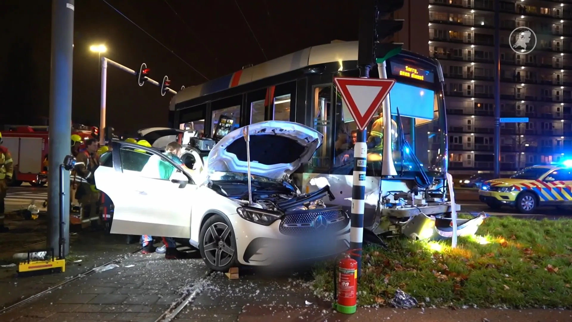 Hard ongeluk tussen auto en tram in Schiedam, meerdere gewonden