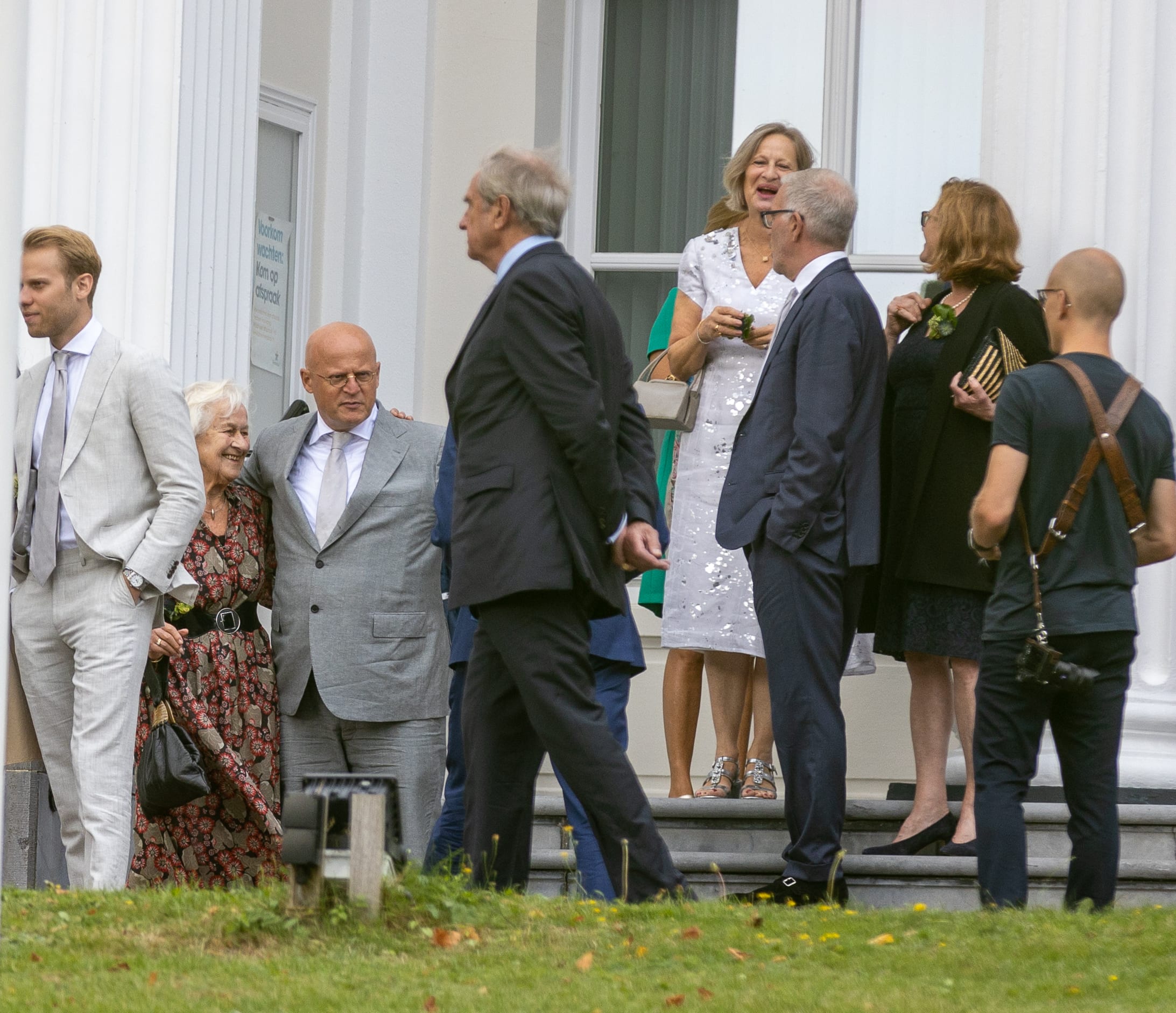 Horeca wil minder coronaboetes na 'corona-bruiloft' Grapperhaus