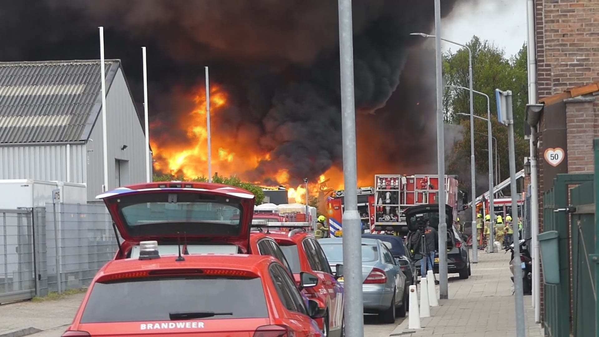 Dikke zwarte rookwolken boven Venlo: meerdere loodsen in lichterlaaie