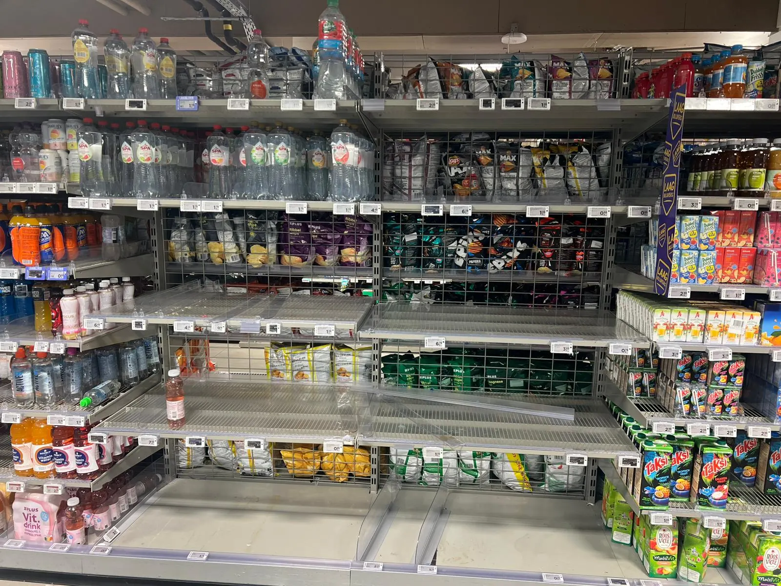 Supermarkten vullen voorraden aan na run op water door kookadvies