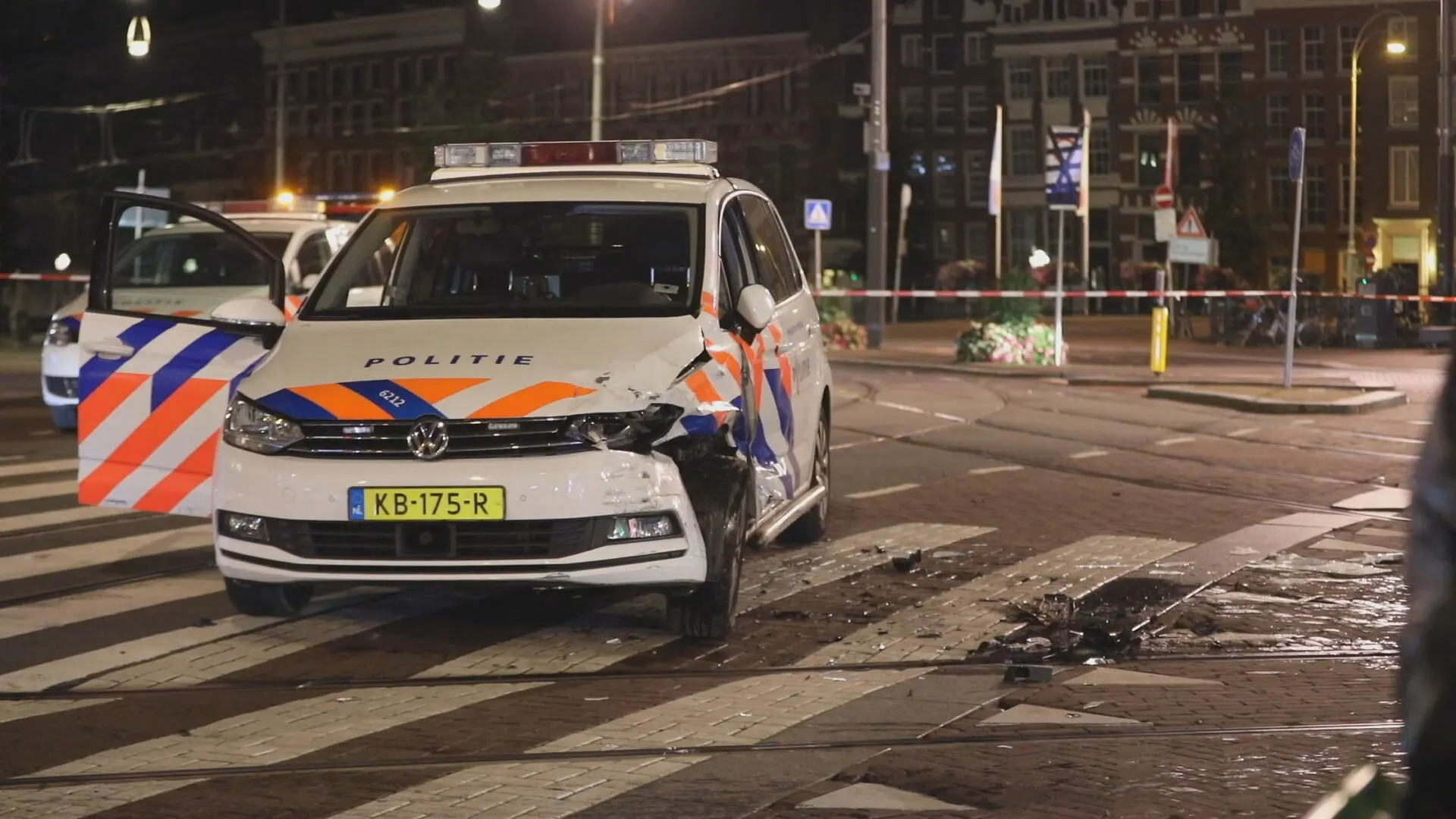 Busje ramt politieauto in centrum van Amsterdam, waarschuwingsschoten gelost