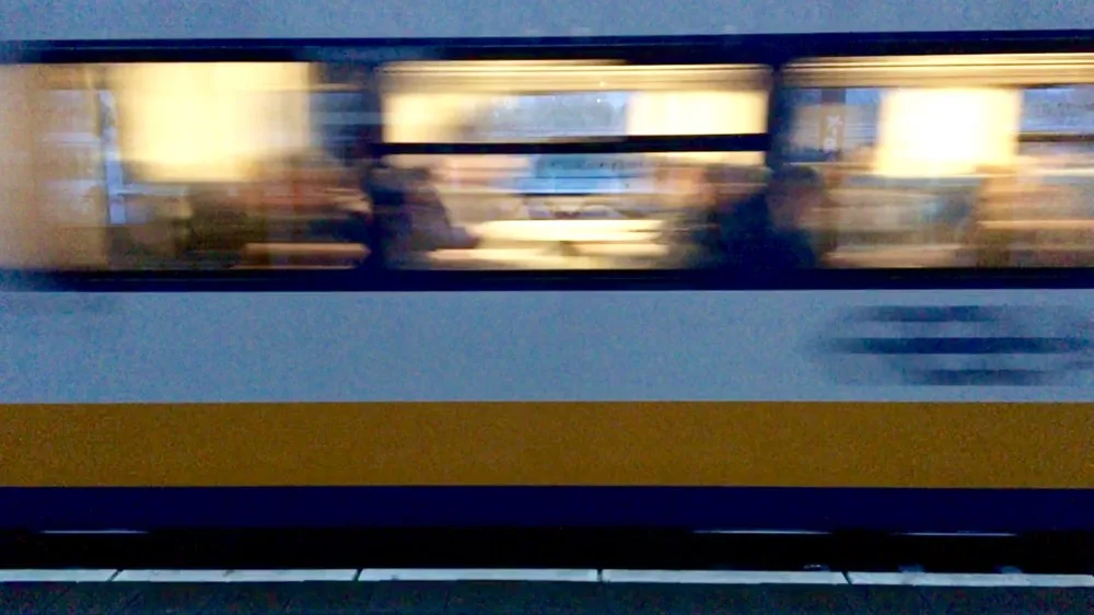 Jongeren gooien steen door rijdende trein, vrouw en kind onder het glas