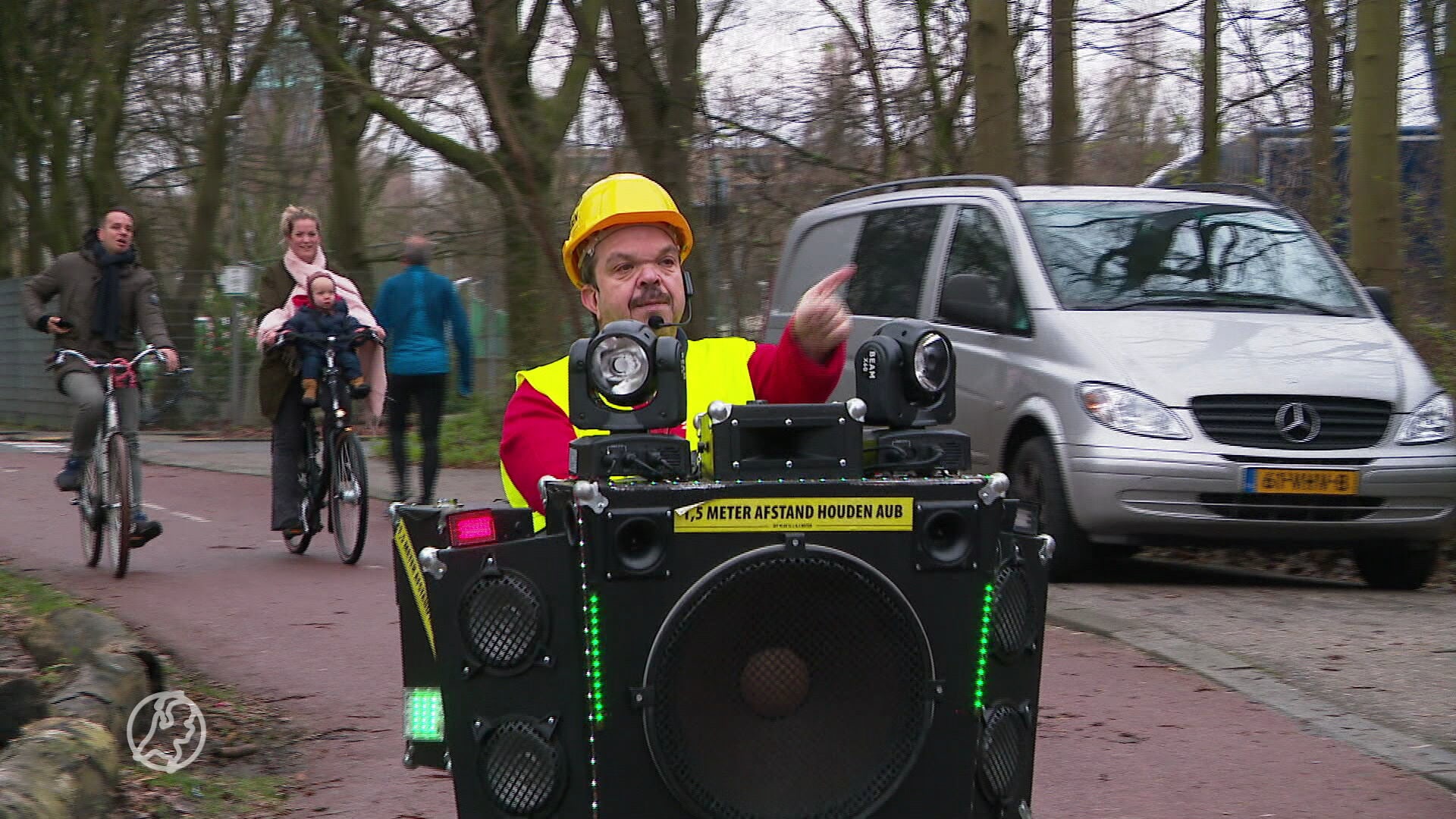 Milko wijst bezoekers Kralingse Bos vrolijk op anderhalvemeterregel