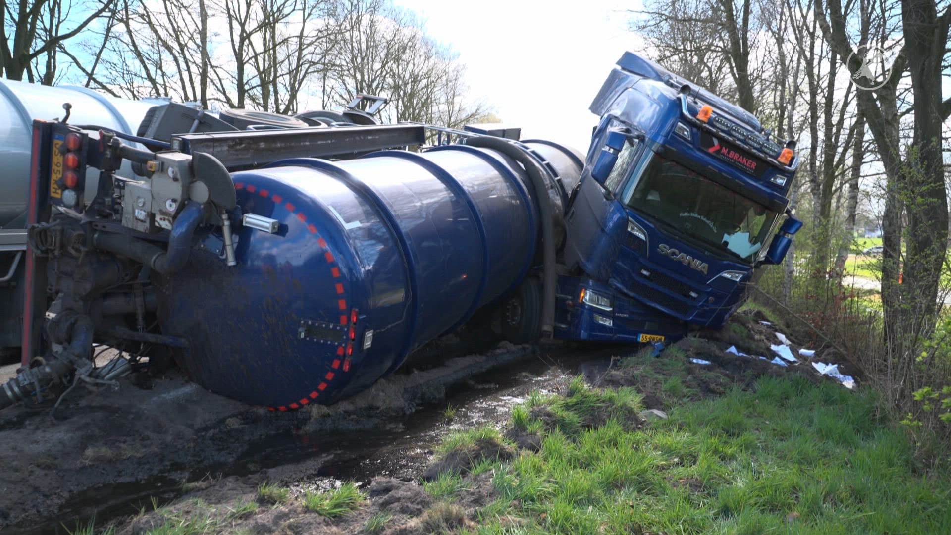 Vrachtwagen kantelt en lekt liters mest bij Schildwolde