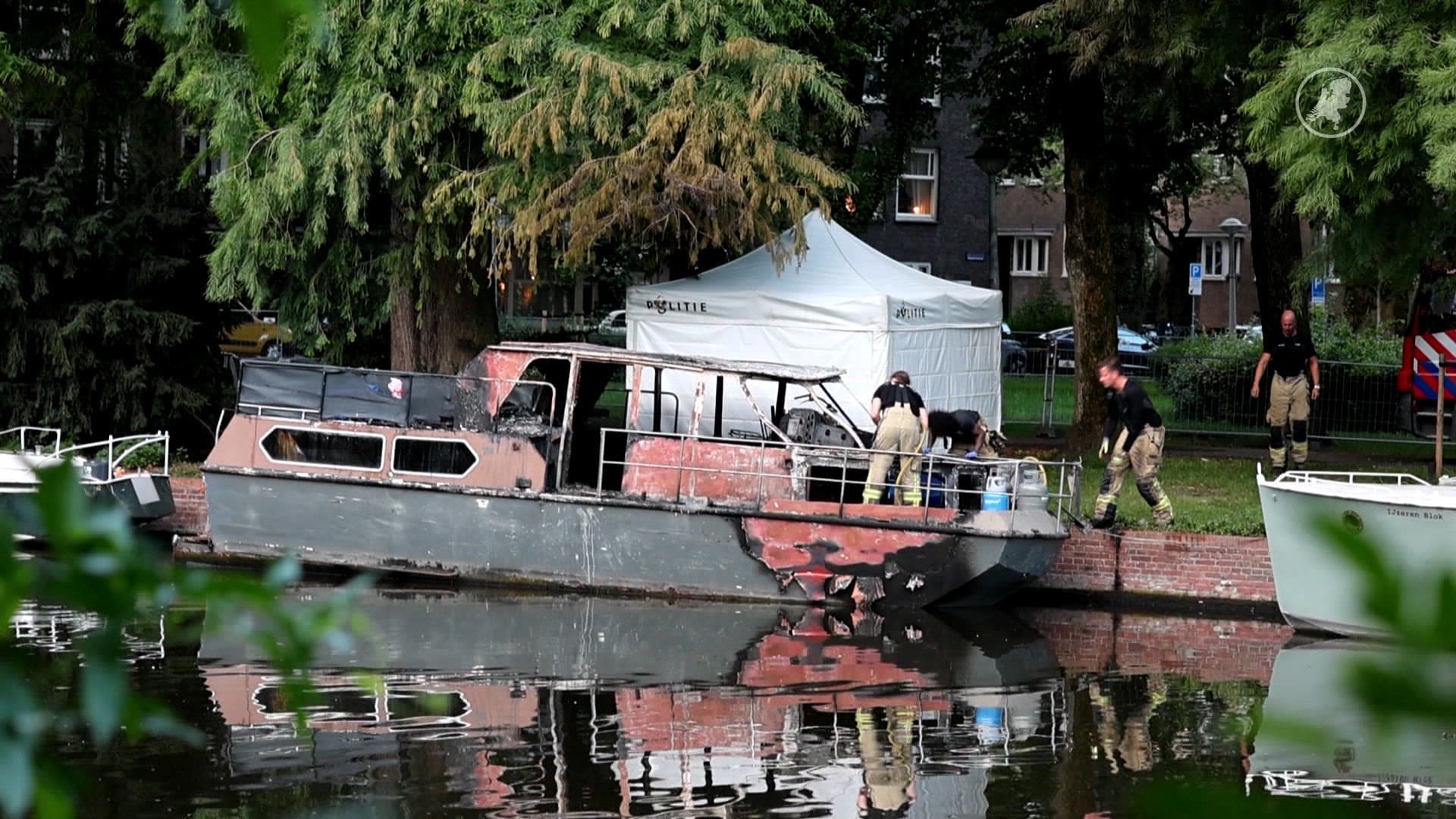 Dode gevonden na uitslaande brand op boot in Amsterdam