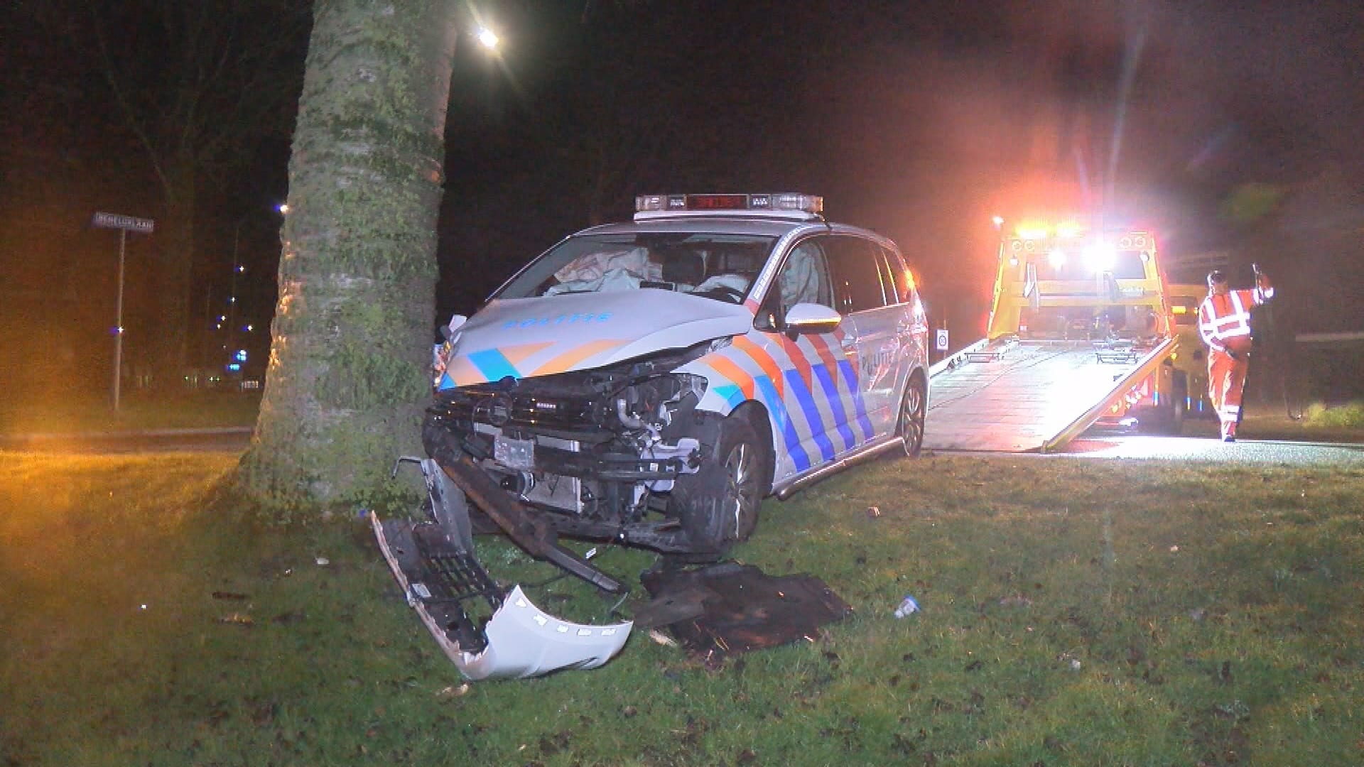 Politieauto botst tegen boom in Middelburg tijdens spoedrit