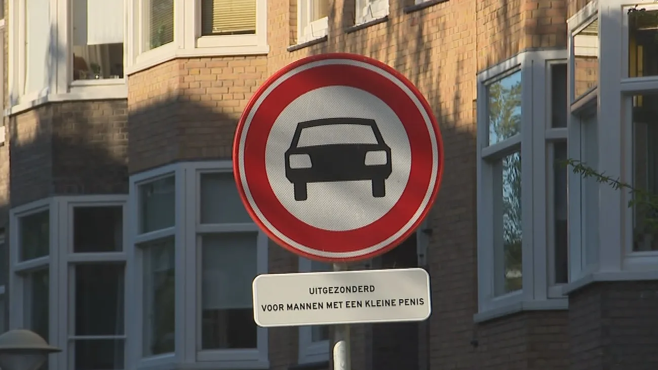 Bizar verkeersbord duikt op in Amsterdam: 'Uitgezonderd mannen met kleine penis'