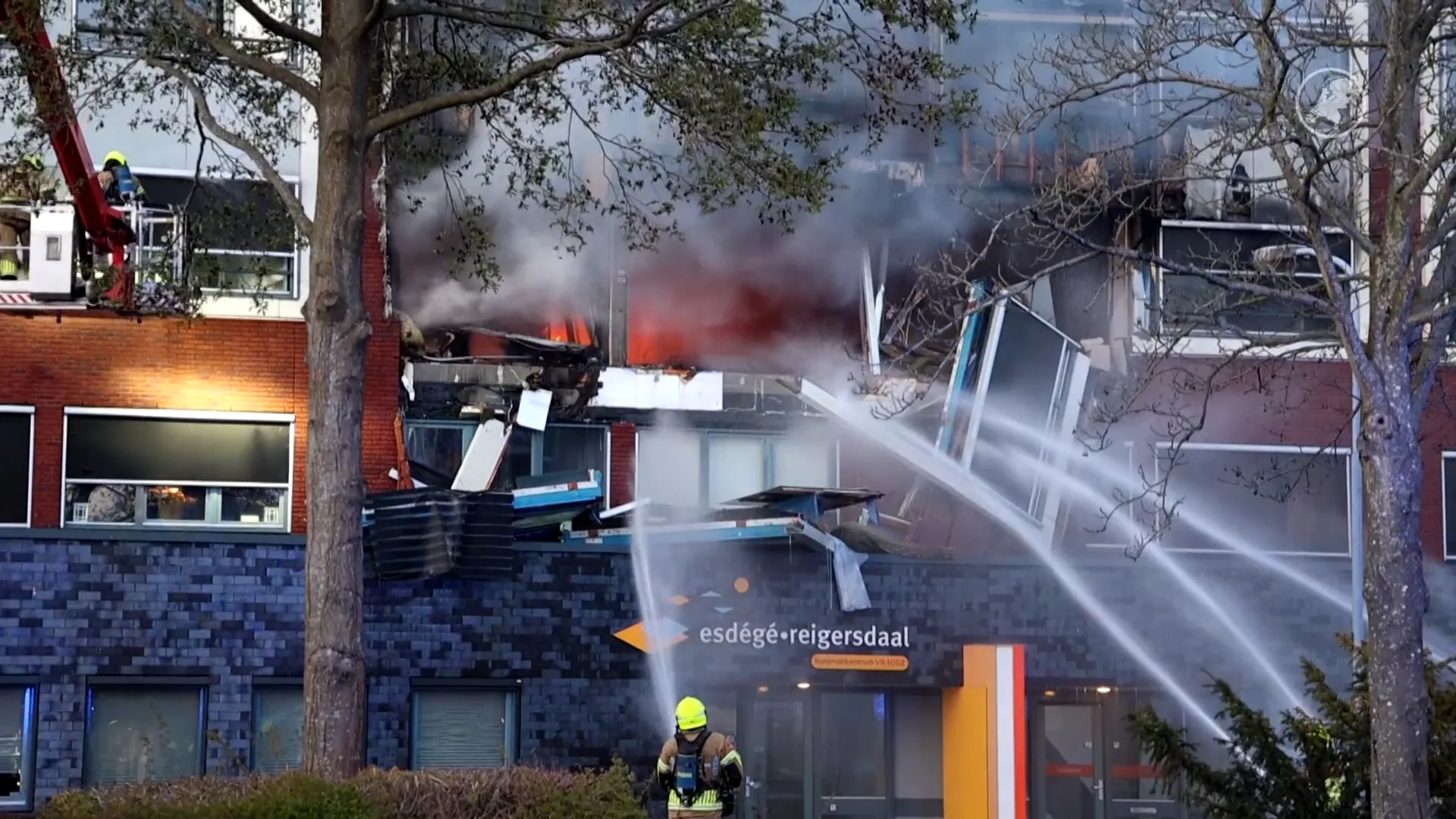Brand Heerhugowaard onder controle, brandweer zoekt slachtoffers