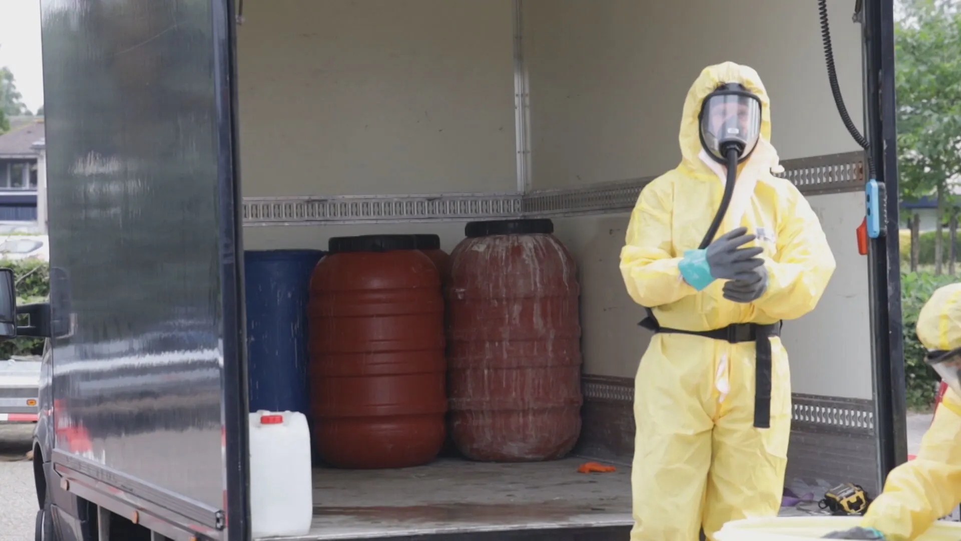 Mysterieus busje in woonwijk Velp blijkt volgestouwd met 3000 liter drugsafval