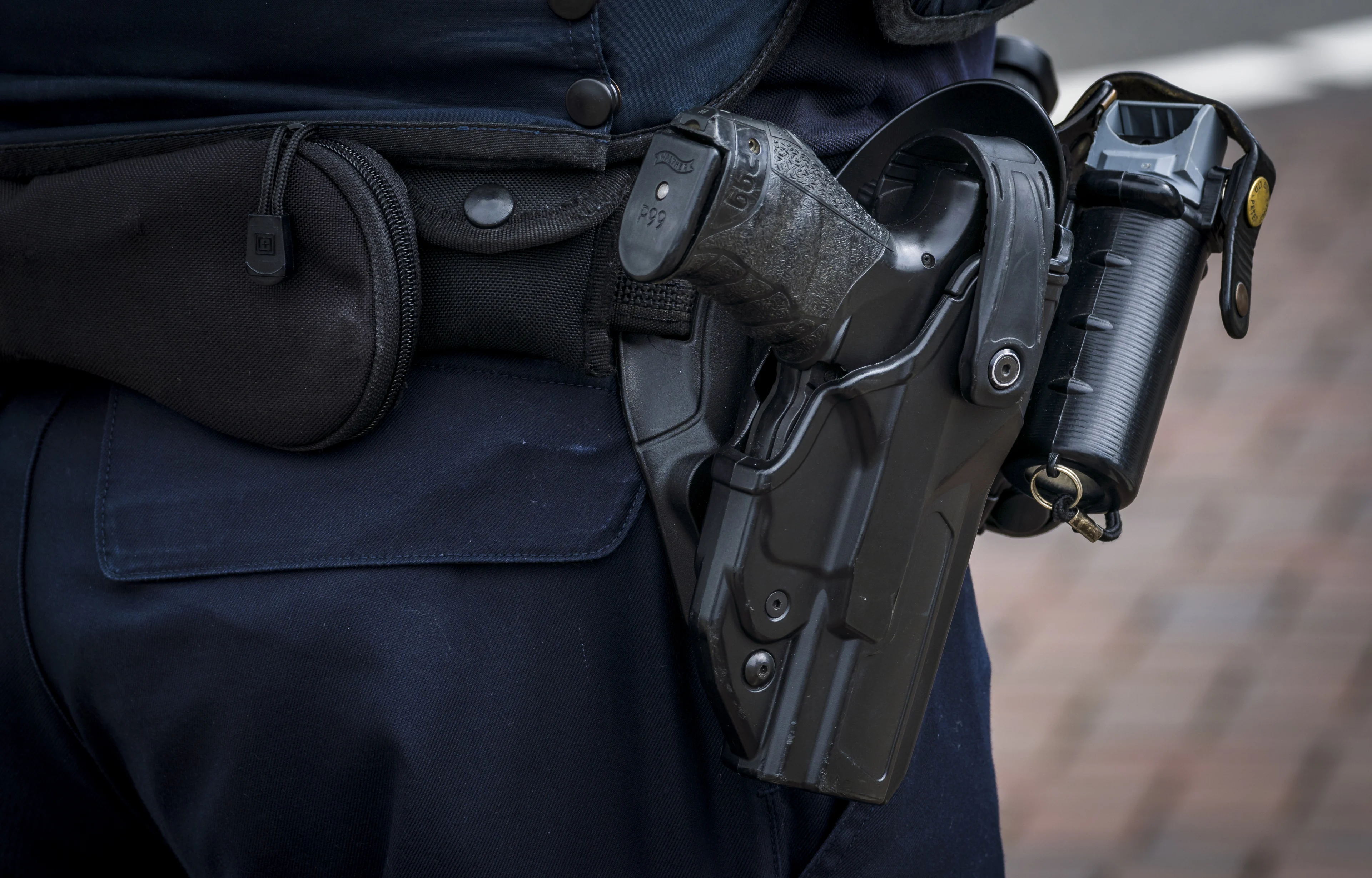 Agent breekt enkel tijdens arrestatie, zes mannen aangehouden