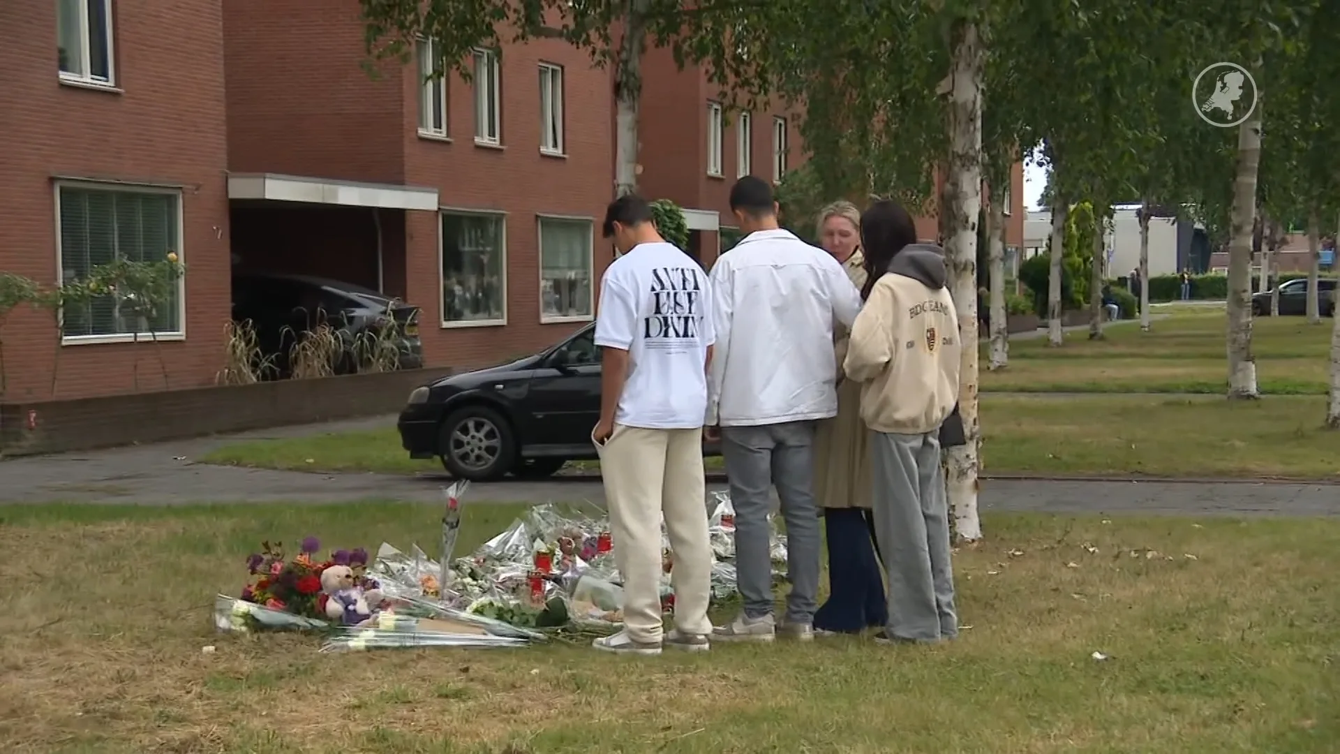 Honderden mensen bij stille tocht voor overleden AJ (14): 's Avonds merk je hoe veel zeer het doet'