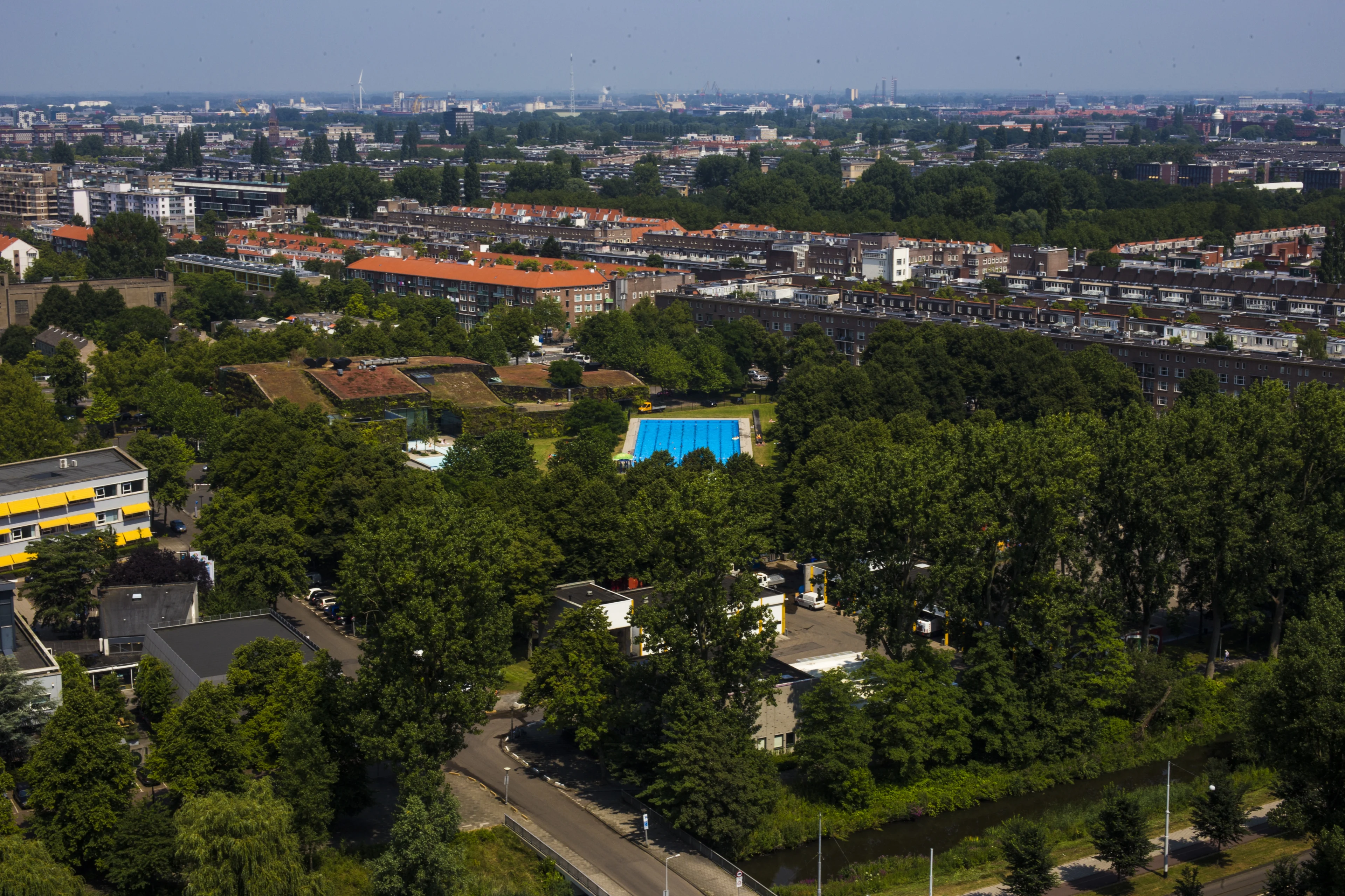 Meerdere mensen onwel in zwembad Amsterdam, geen oorzaak gevonden