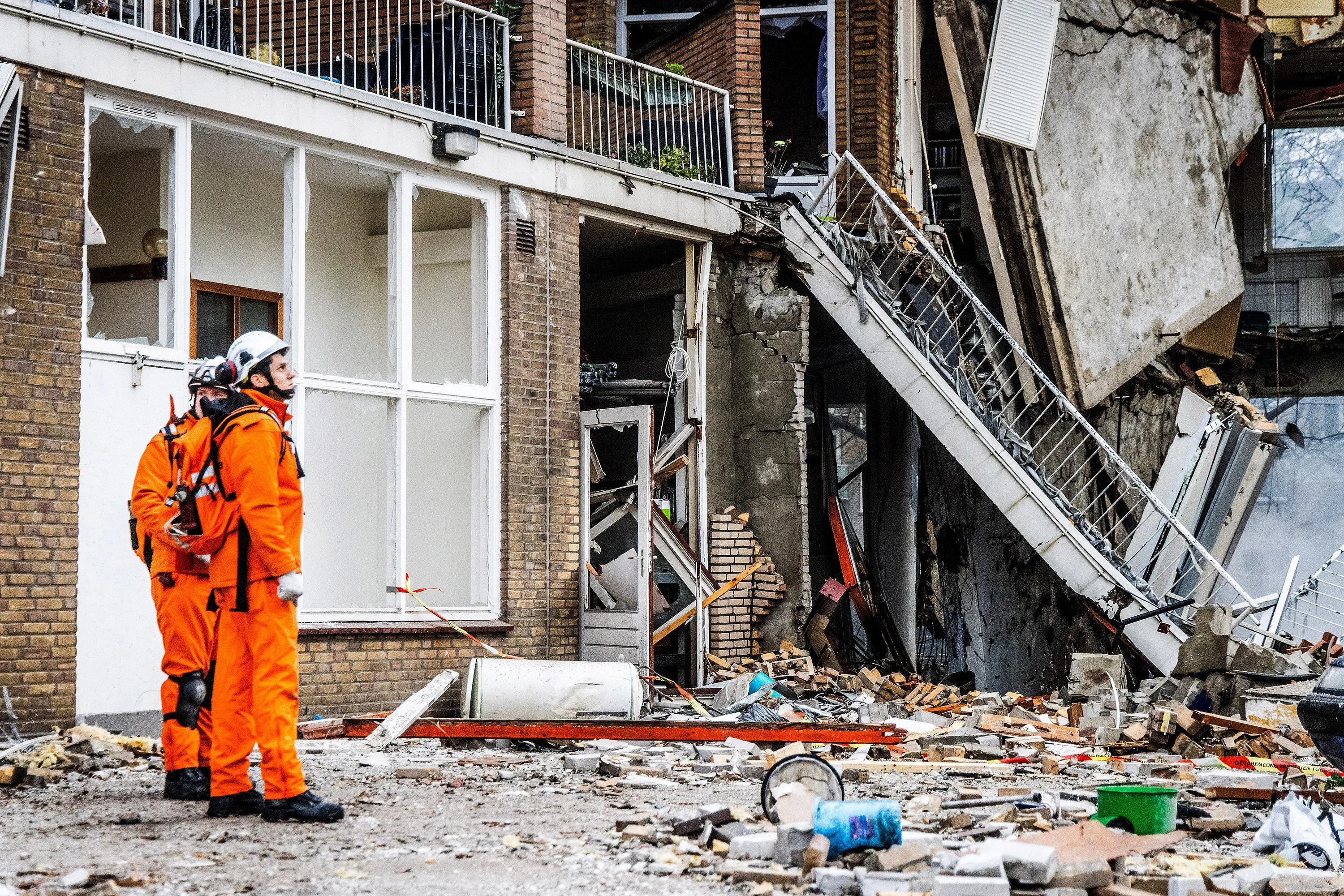 Kind mee in ambulance na explosie in portiekflat Den Haag