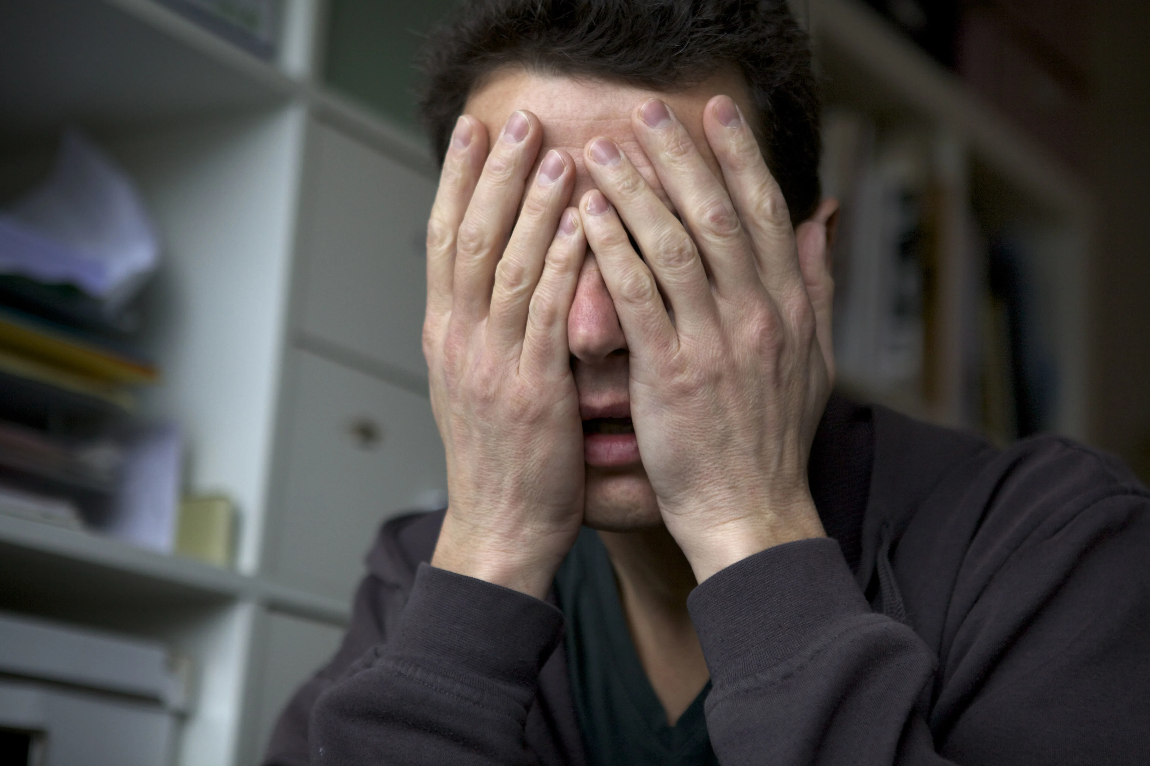 Fietsers krijgen zomaar sambal in gezicht gespoten door scooterrijders