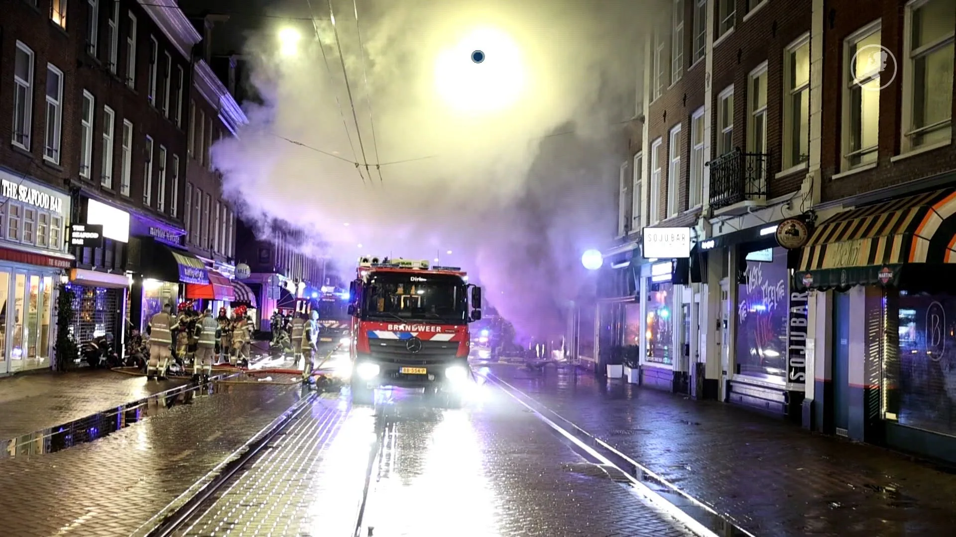 Zeer grote brand in Amsterdamse wijk De Pijp