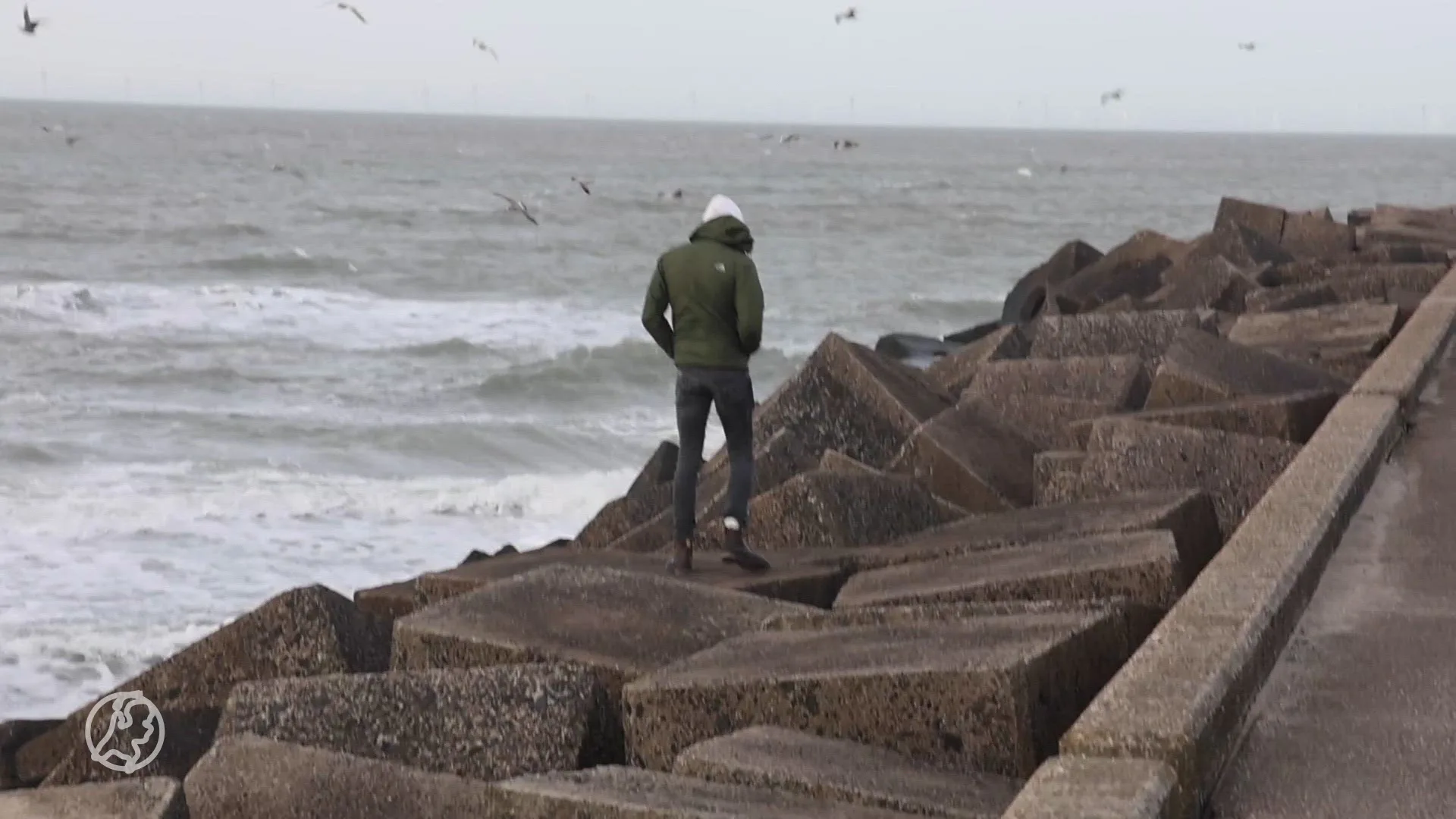 Mensen zoeken ook deze zondag nog steeds naar aangespoelde drugs