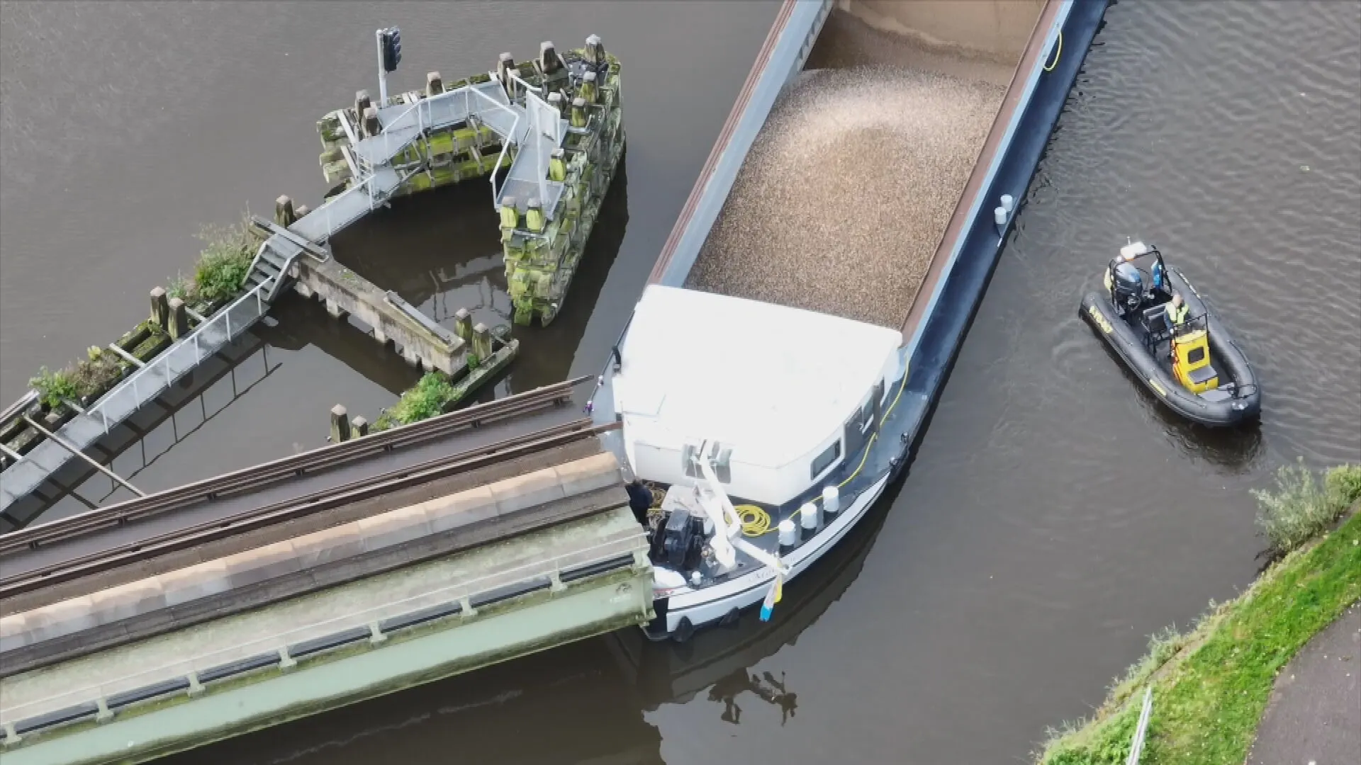 Geen treinverkeer door aanvaring met spoorbrug bij Alphen