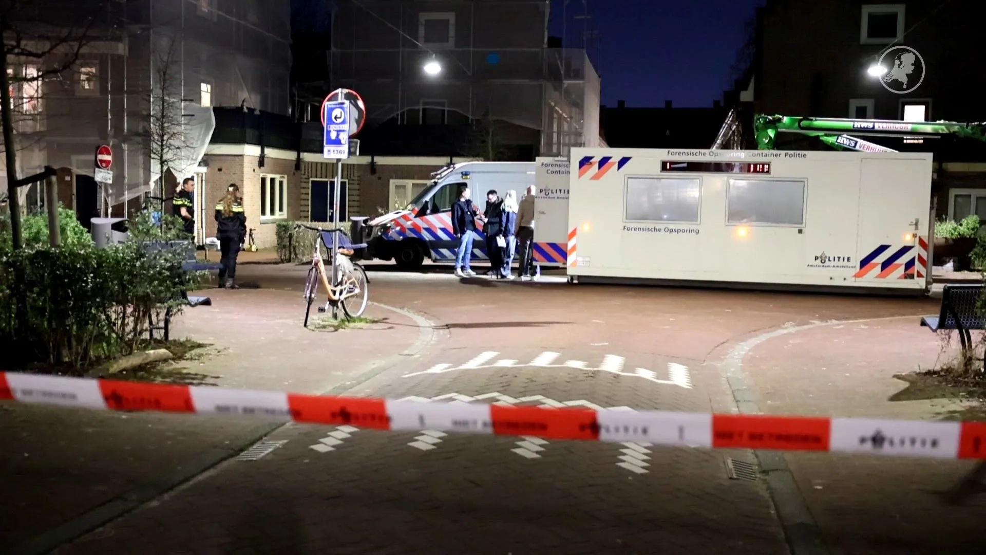 Politie onderzoekt overleden man in Amsterdamse woning, mogelijk misdrijf