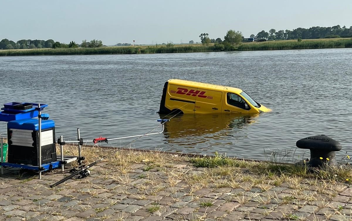 Pakketbezorger vergeet handrem: busje dobbert in de IJssel