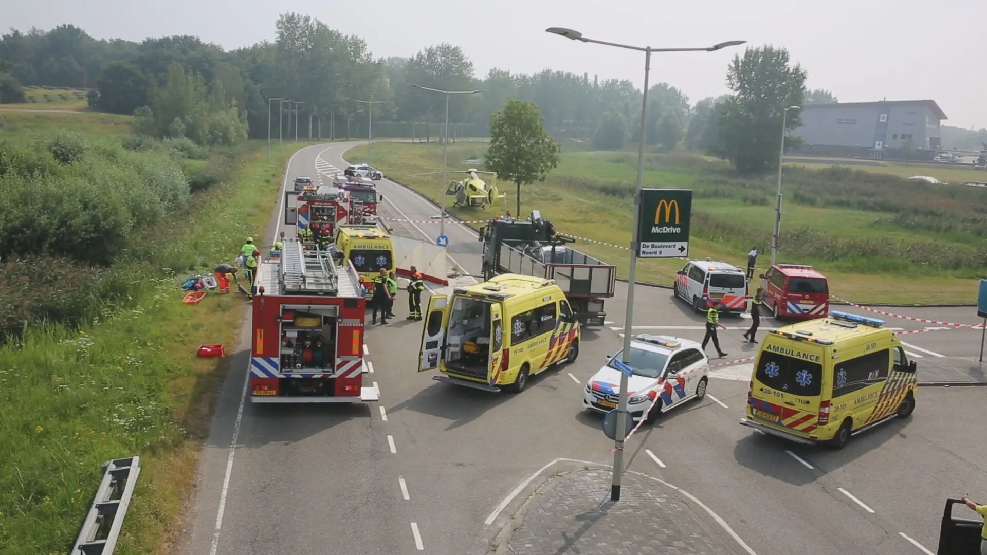 Vrouw en twee kinderen gewond na ongeluk met vrachtwagen in Bergen op Zoom