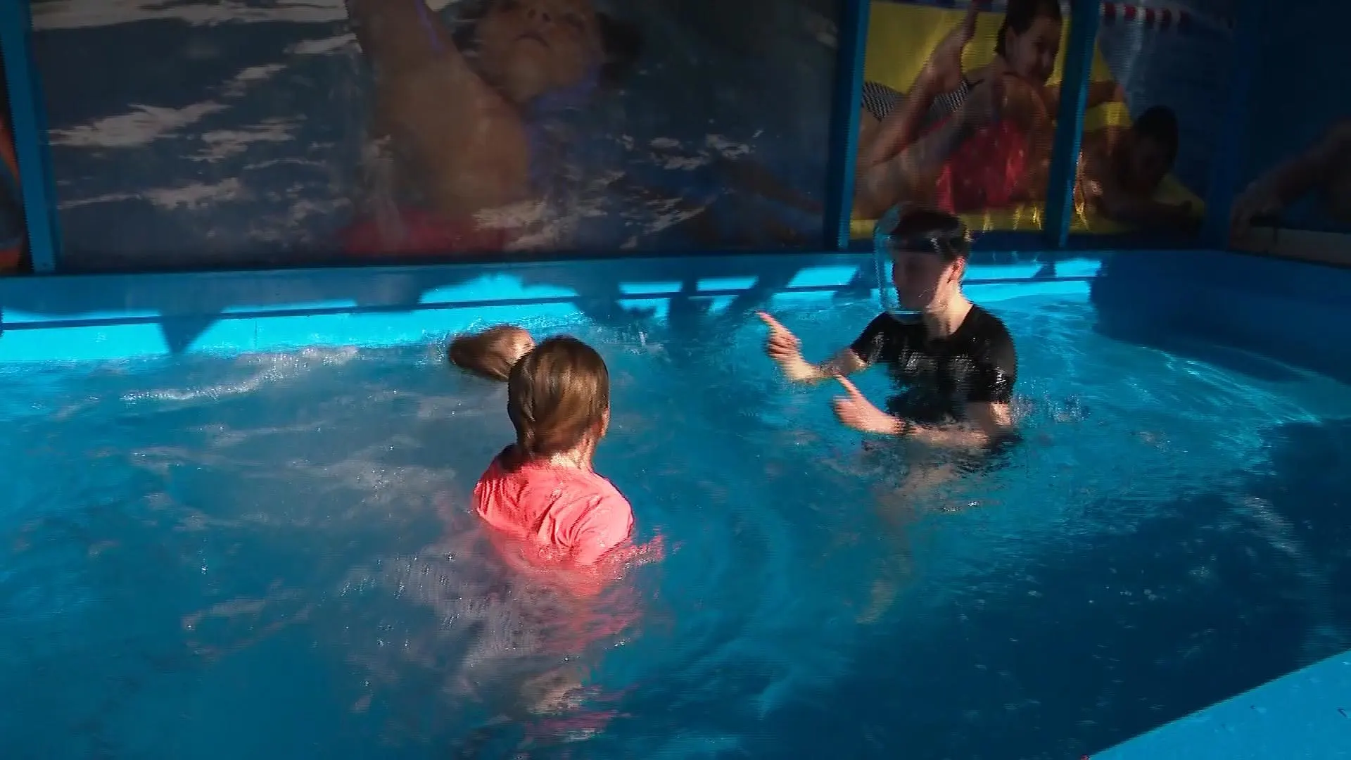 Beter iets dan niets: kinderen in Heinenoord zwemmen af in een zeecontainer