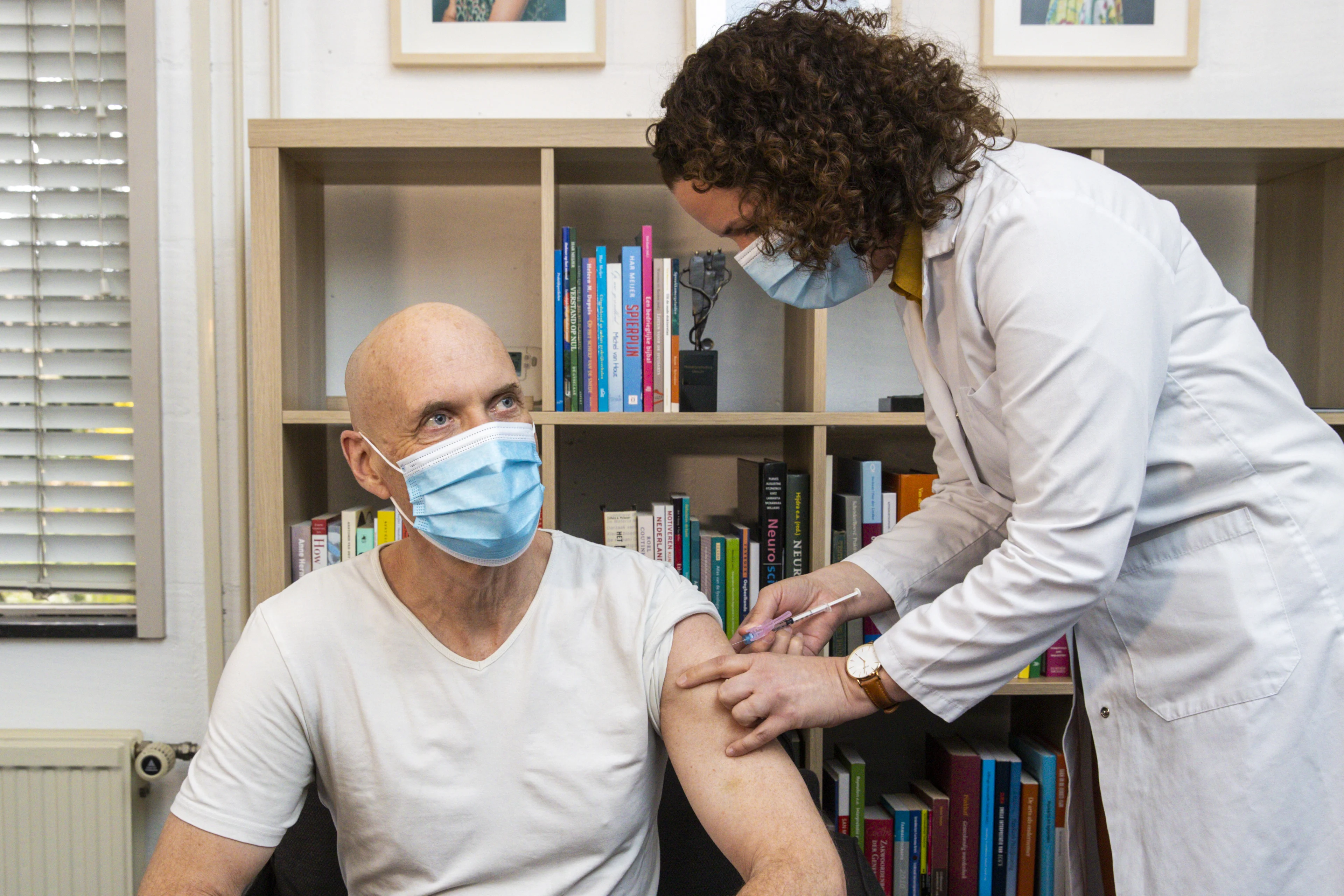 Zorgbaas Ernst Kuipers gevaccineerd met AstraZeneca