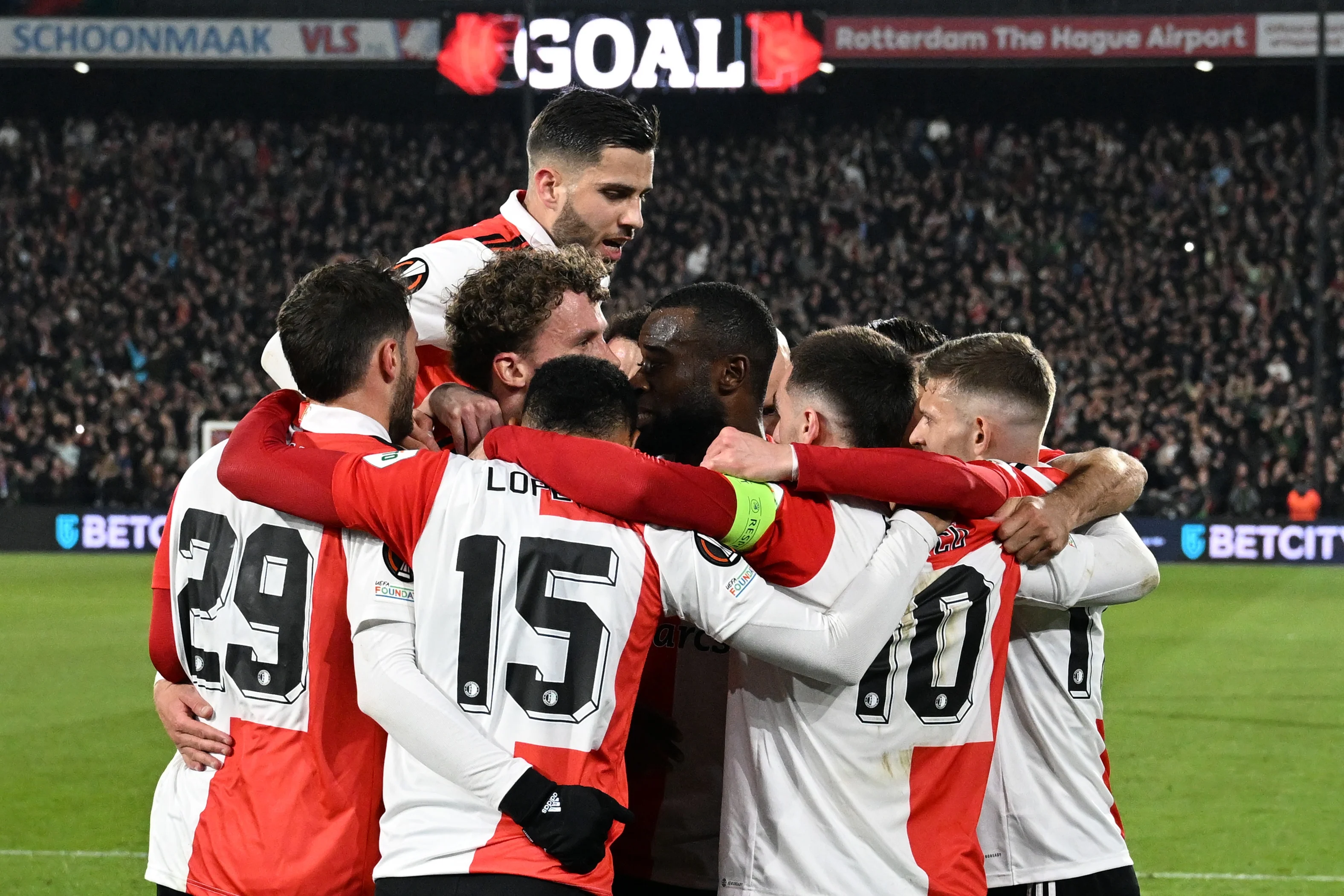 Feyenoord verplettert Sjachtar in De Kuip en gaat naar kwartfinale Europa League 