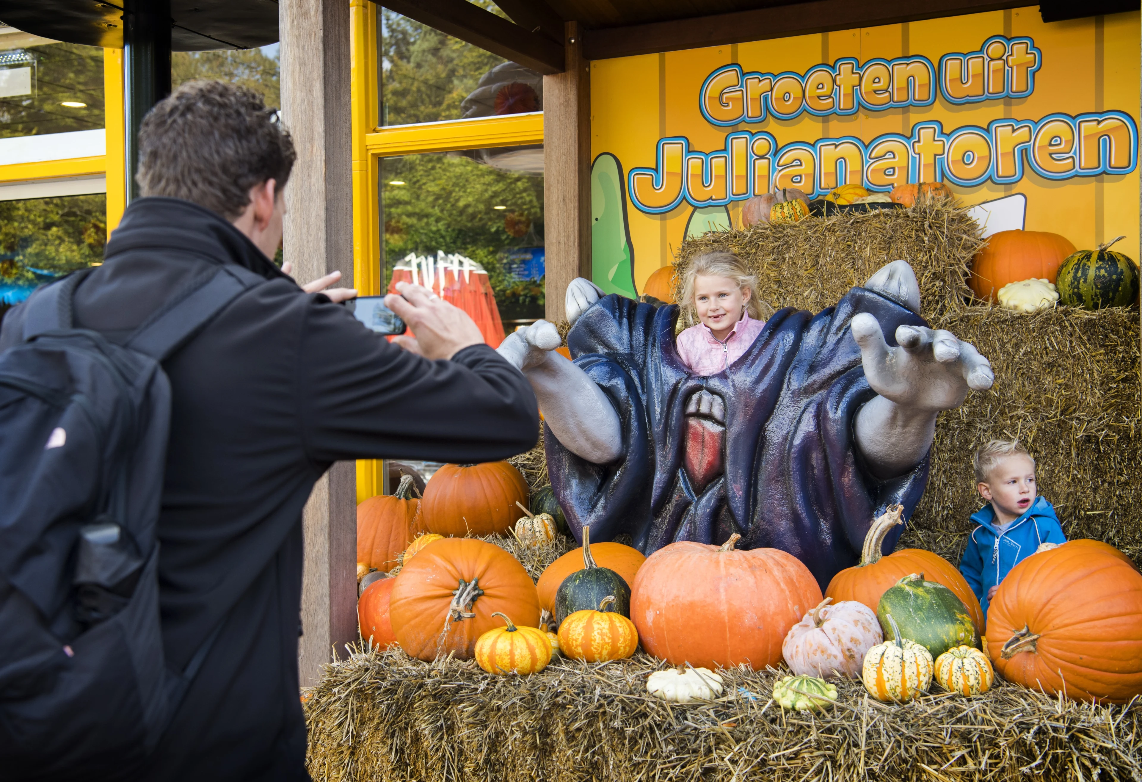 Duizend mensen wachten bij ingang Julianatoren om stroomstoring