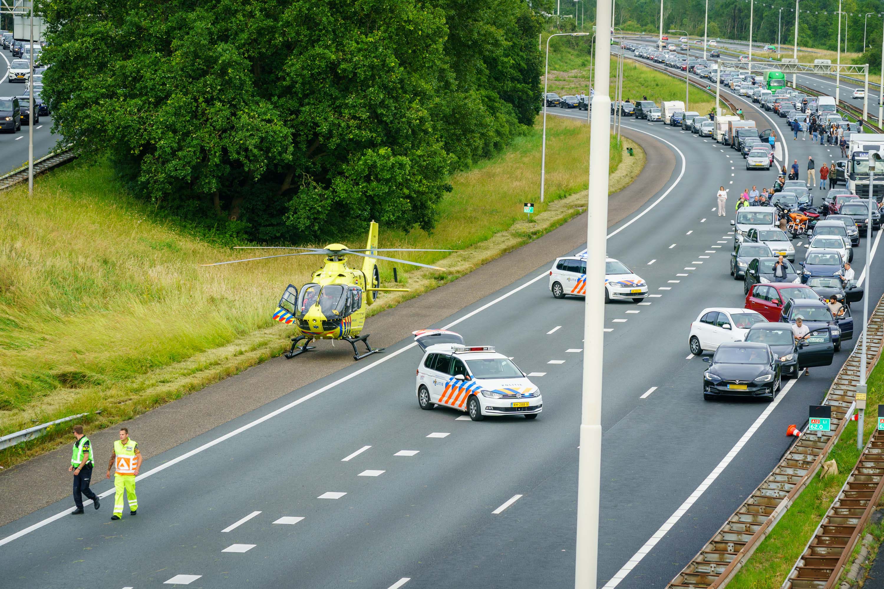 Ernstig ongeluk op A12 bij Utrecht: bestuurder overleden, twee kinderen naar ziekenhuis