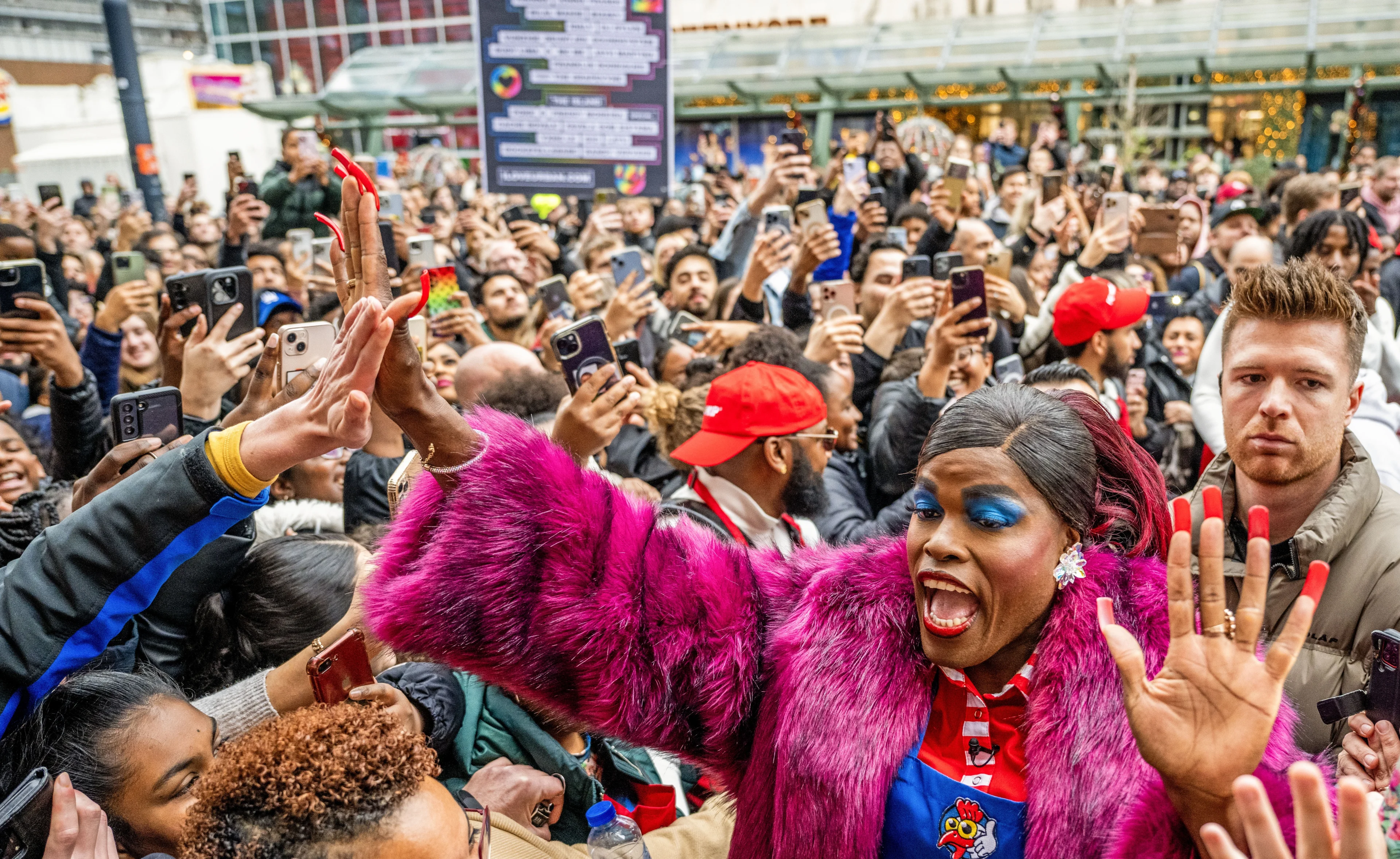 Duizenden mensen kwamen naar opening restaurant Jandino, moest eerder sluiten
