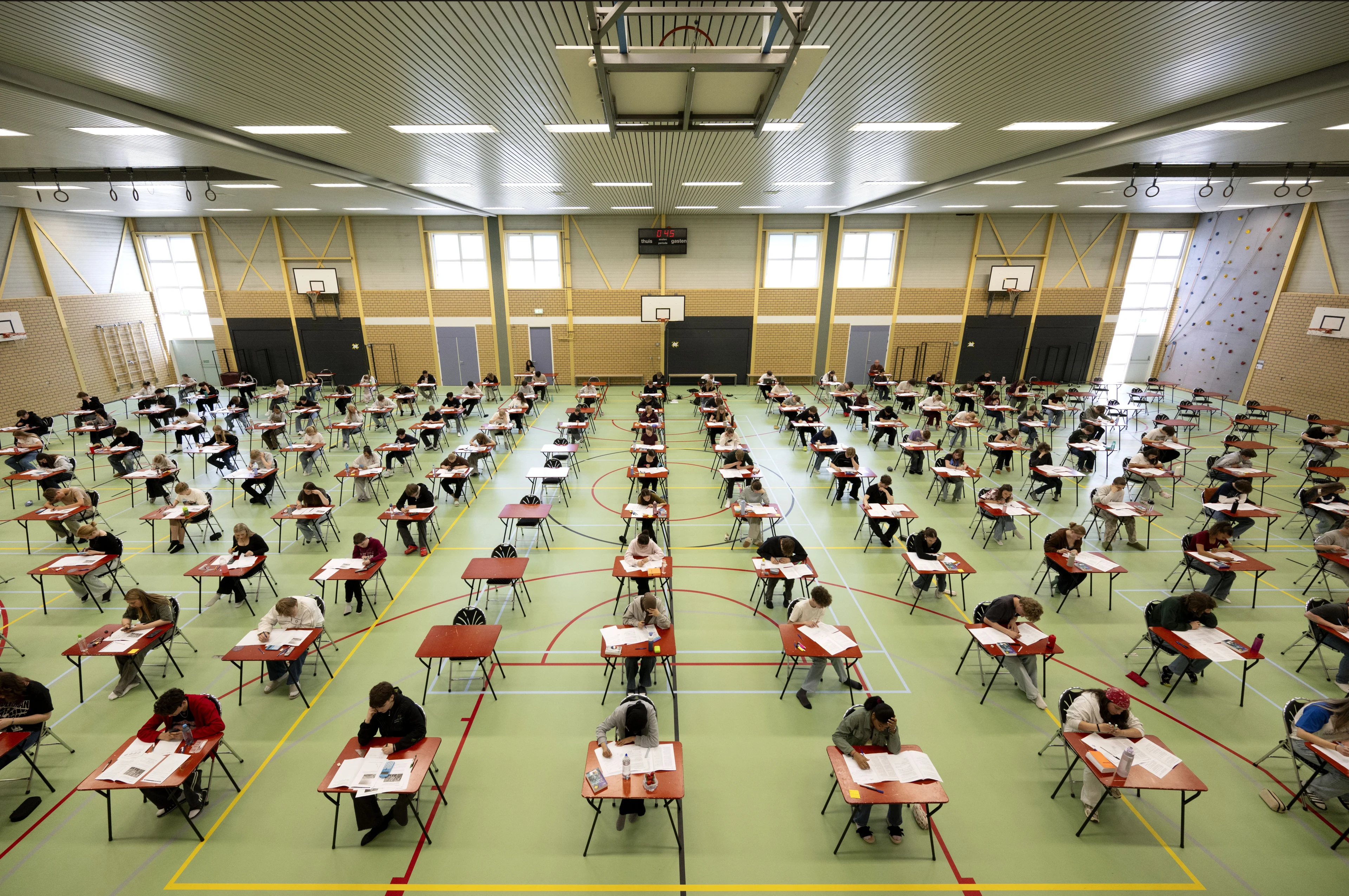 Scholieren klagen massaal over examen Nederlands op eerste dag eindexamens